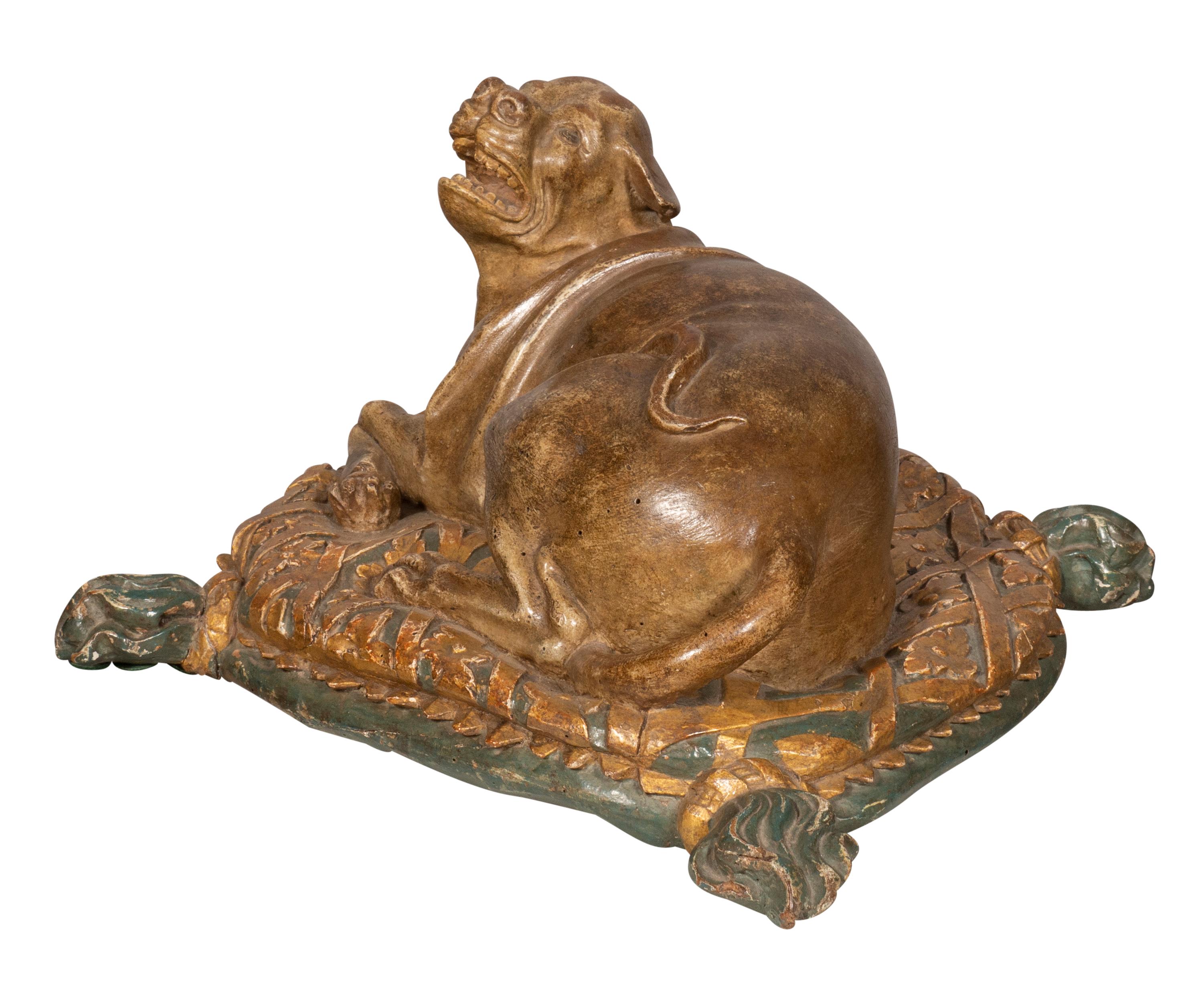 Européen Un beau chien europen sculpt et peint allong sur un coussin en vente