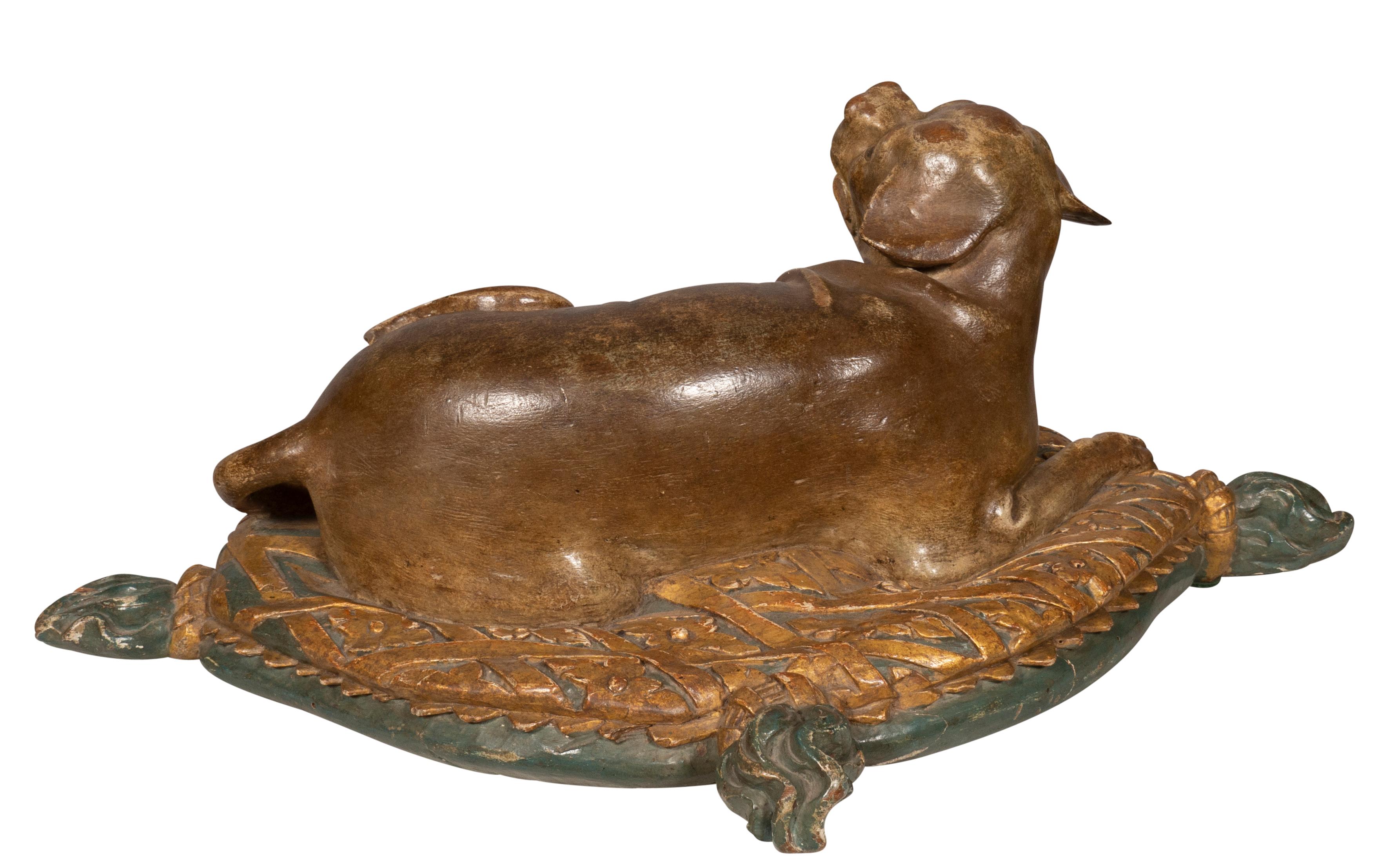 Noyer Un beau chien europen sculpt et peint allong sur un coussin en vente