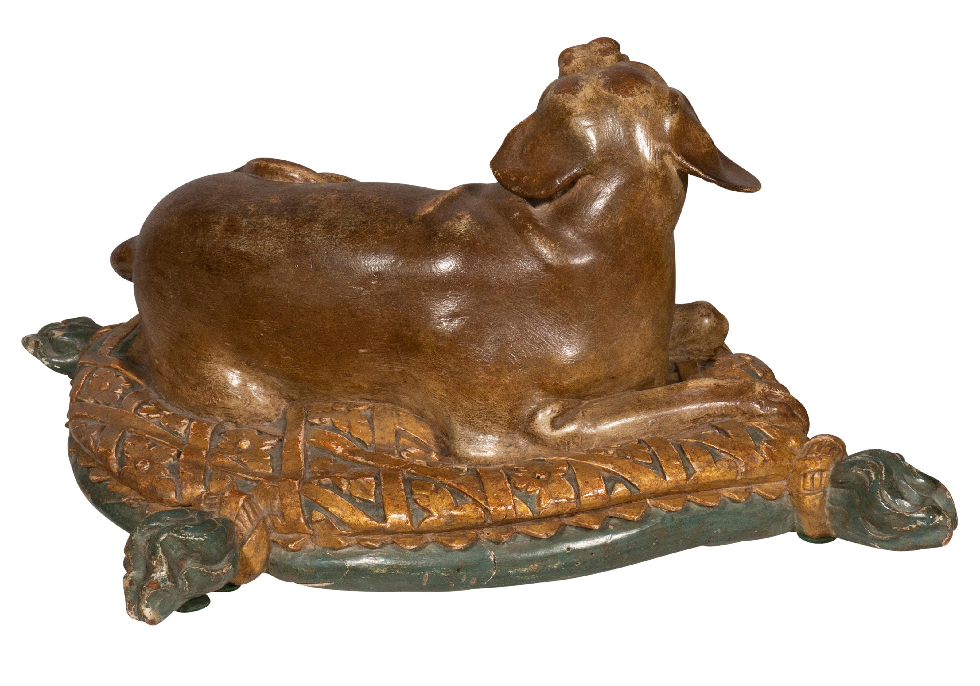 Un beau chien europen sculpt et peint allong sur un coussin en vente 2