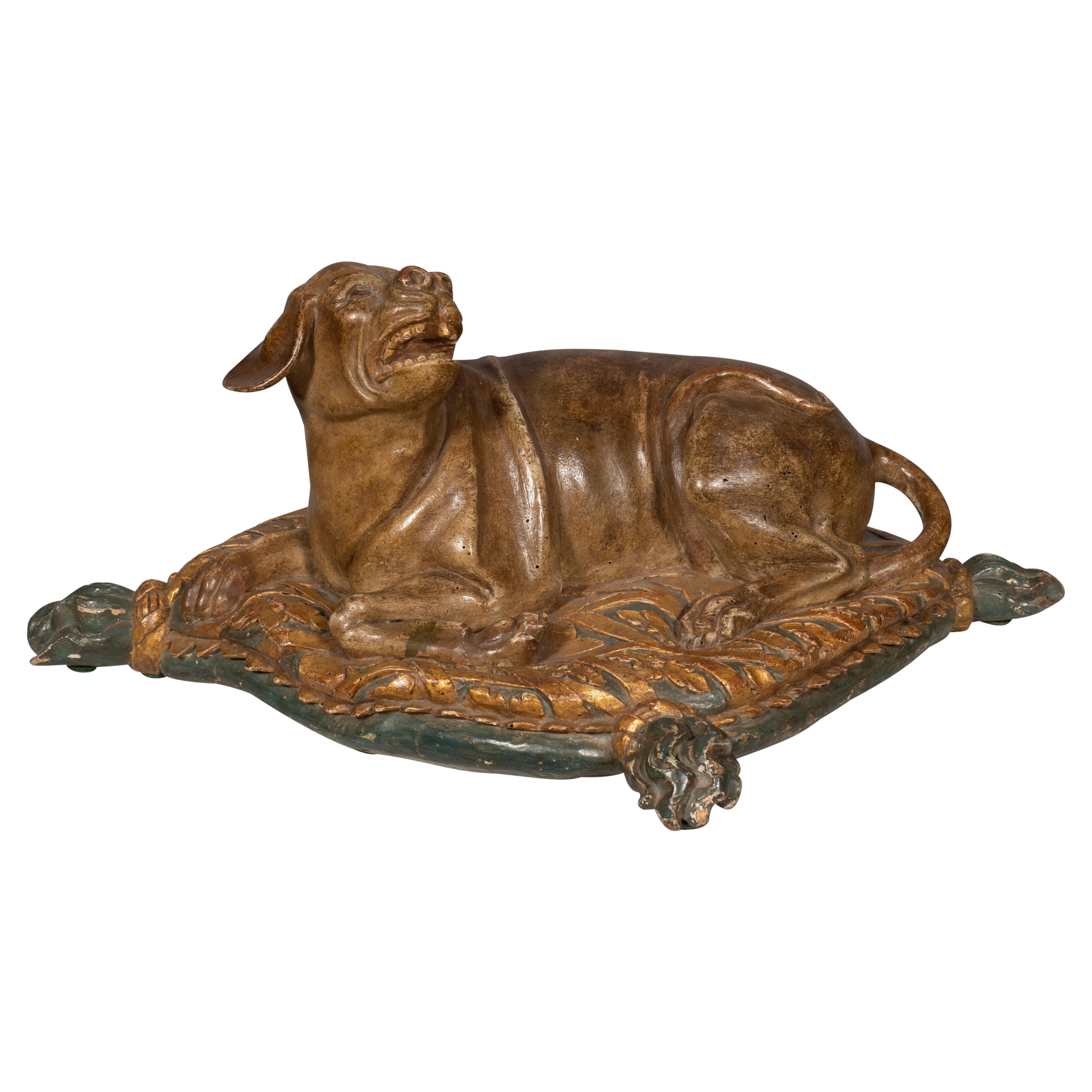 Un beau chien europen sculpt et peint allong sur un coussin en vente