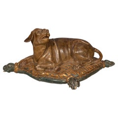 Un beau chien europen sculpt et peint allong sur un coussin