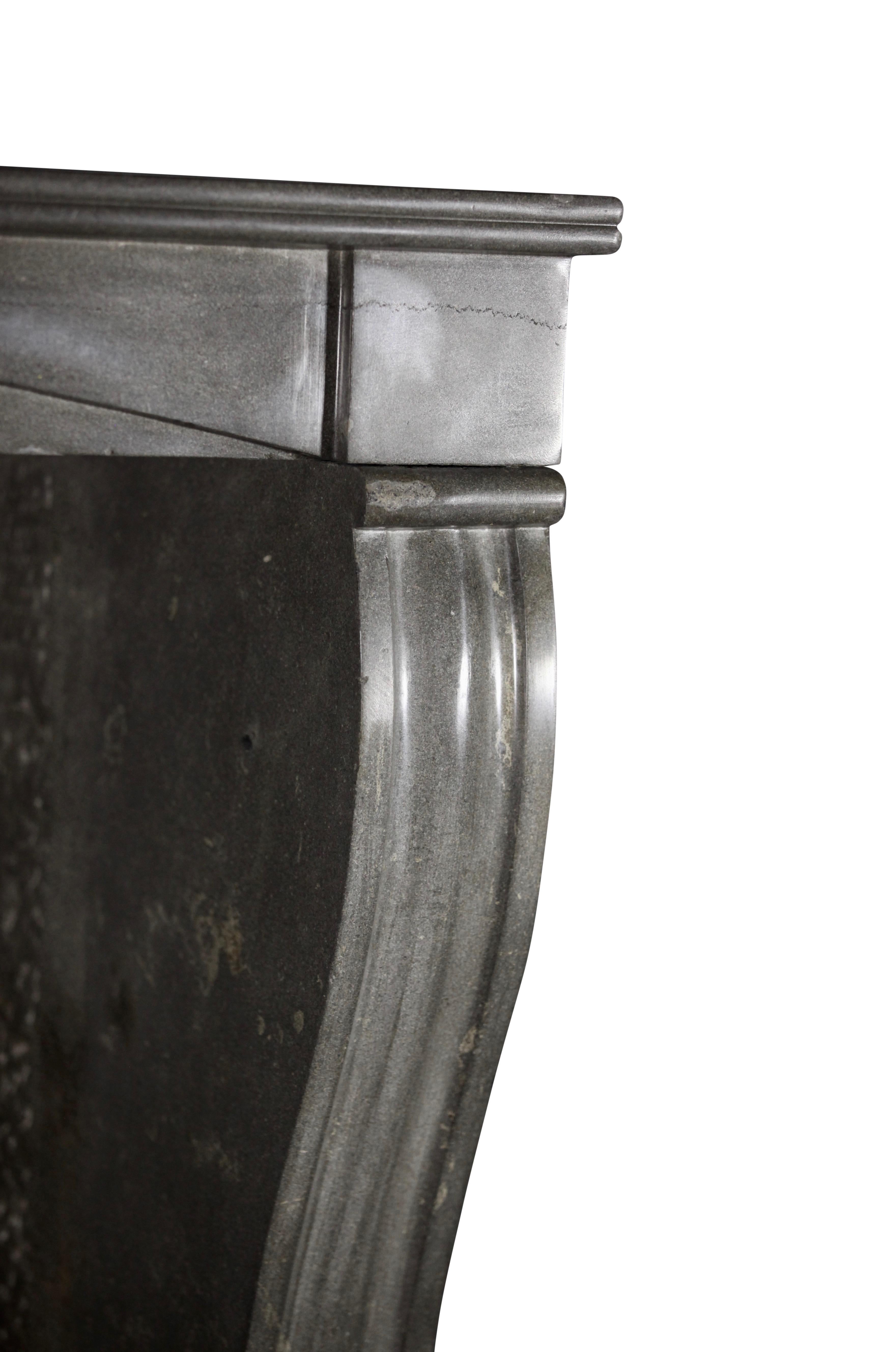 Feine europische Original-Antik-Kaminumrandung fr zeitloses, schickes Interieur im Zustand „Hervorragend“ im Angebot in Beervelde, BE
