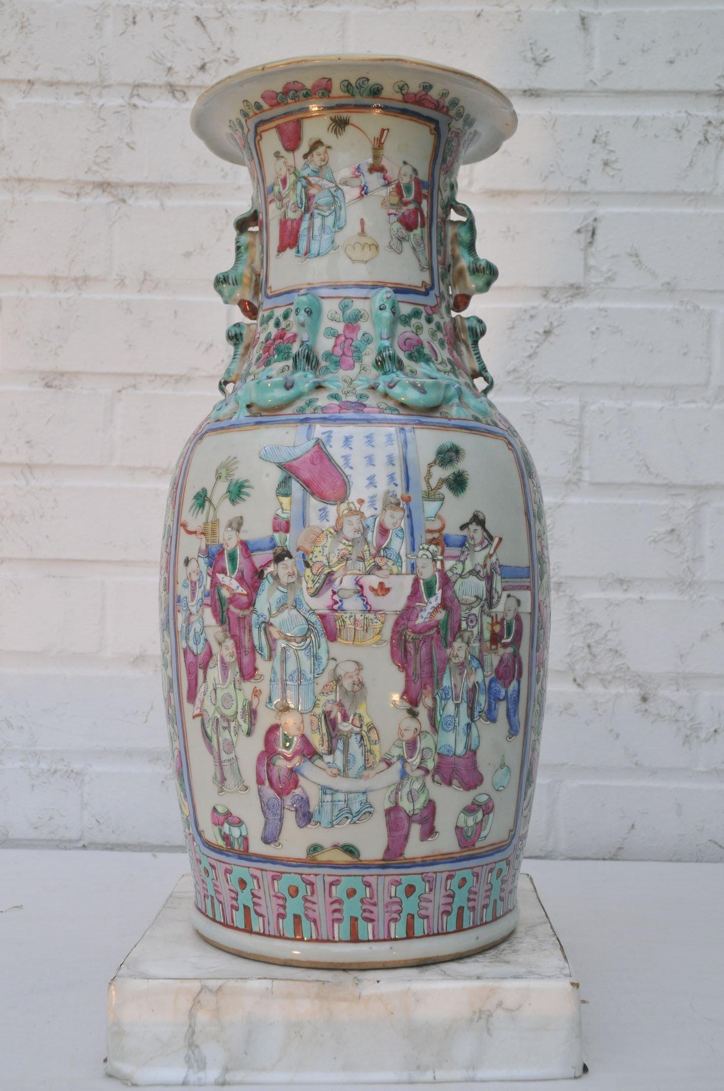 Fine Famille Rose Court Scene Vase In Excellent Condition For Sale In Brussels, BE