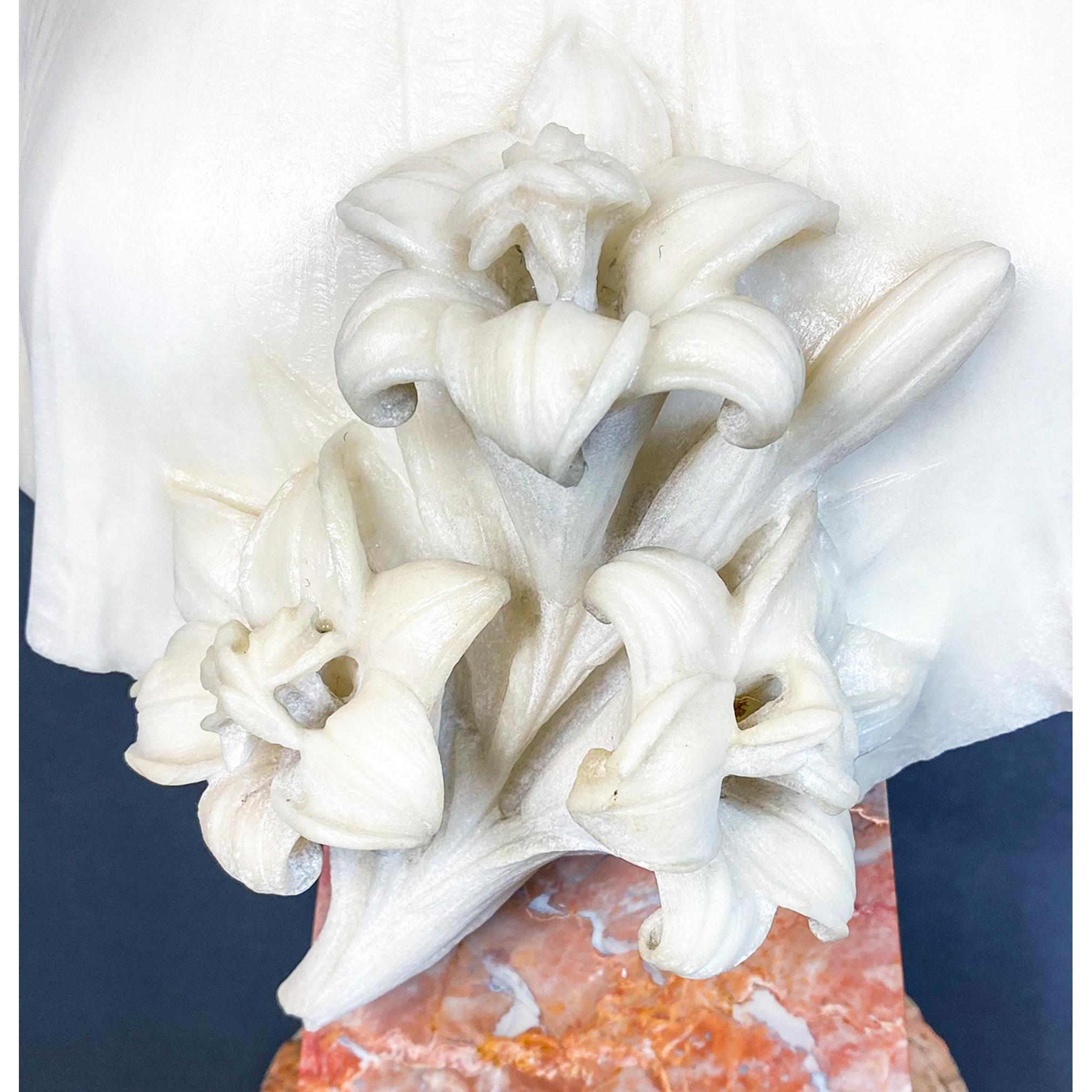 Eine weibliche Büste aus weißem Marmor mit Lilien (Französisch) im Angebot