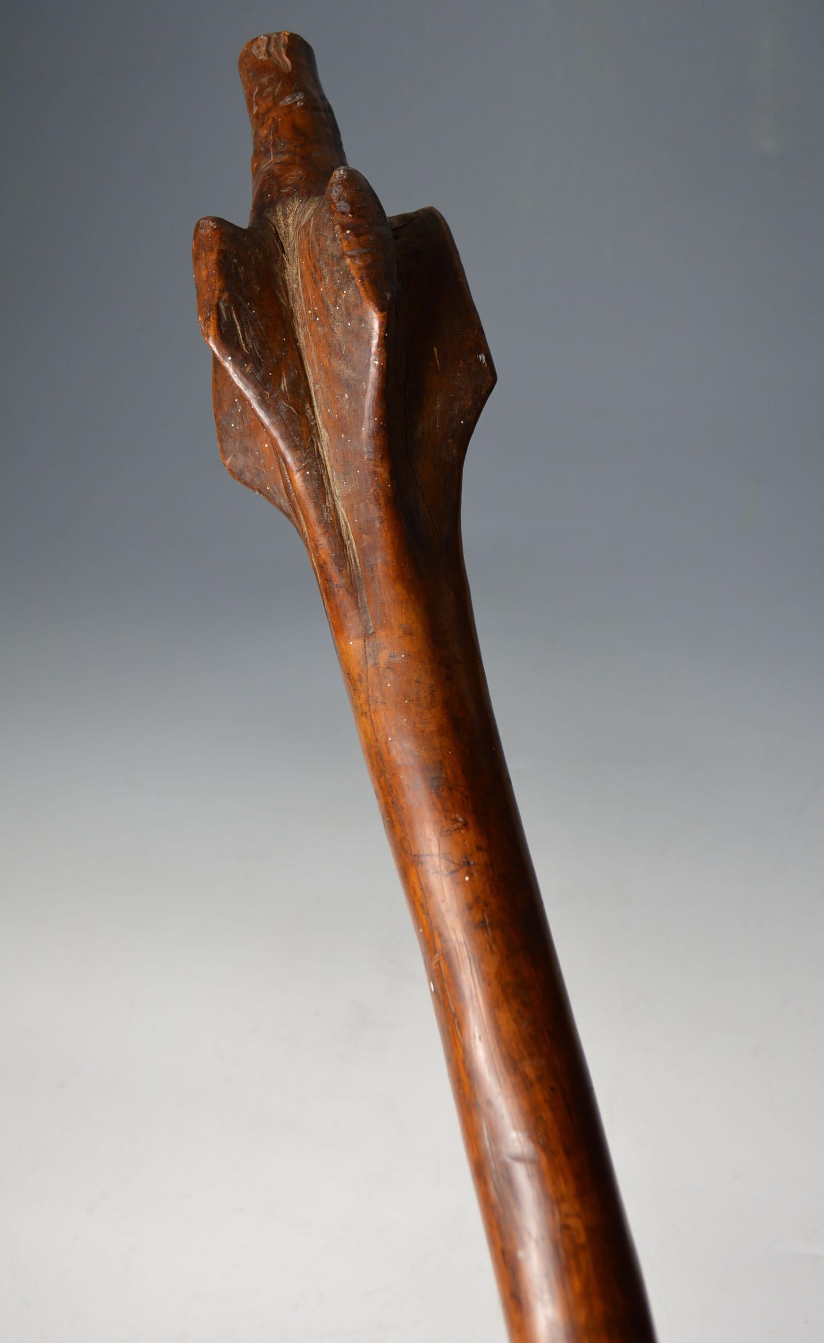 Good Fiji root stock war club Polynesian oceanic Australian pacific
Fine example with carved handle and excellent walnut type patina
Period 19th century
Hard wood
Condition: minor age cracking overall fine
Measure: Length 94 cm.