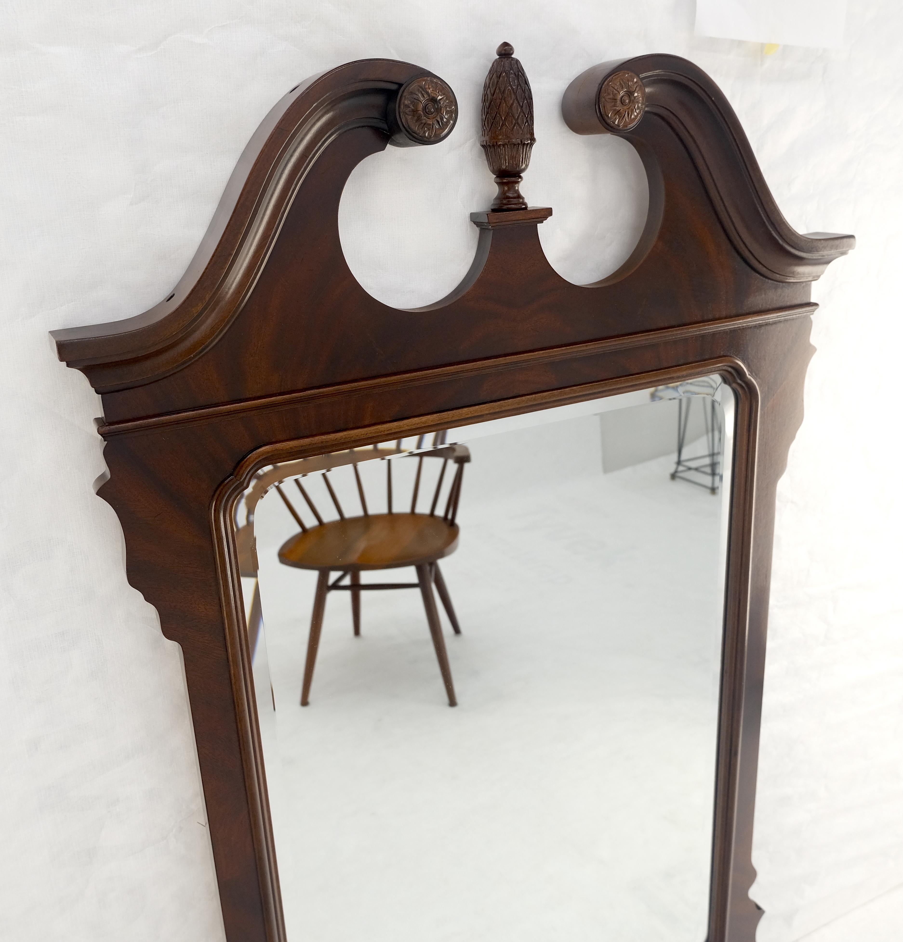 Miroir mural en acajou flammé de style Chippendale par Drexel MINT en vente 1