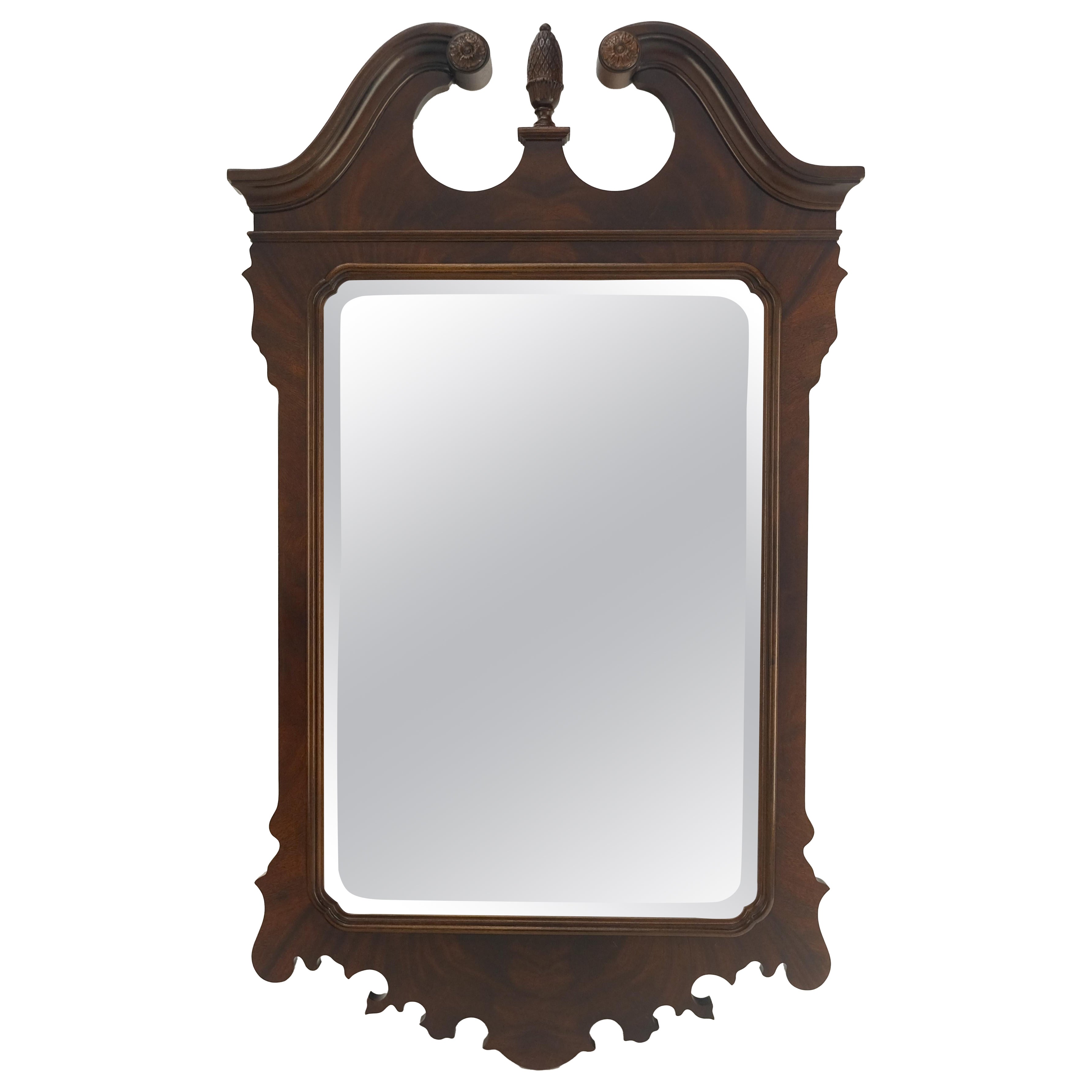 Miroir mural en acajou flammé de style Chippendale par Drexel MINT en vente