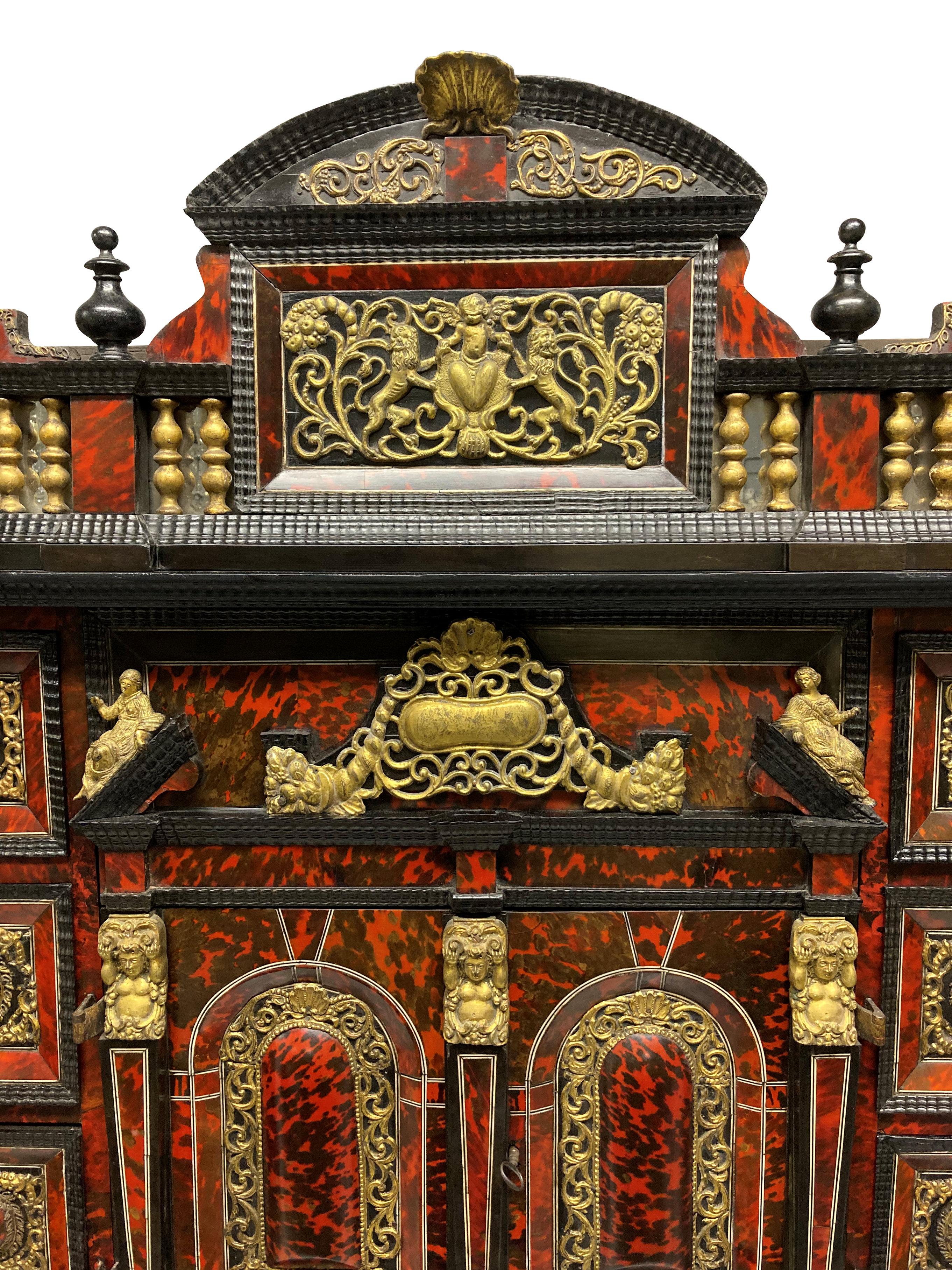 Fino gabinete de carey barroco flamenco de finales del siglo XVII sobre peana en venta 7