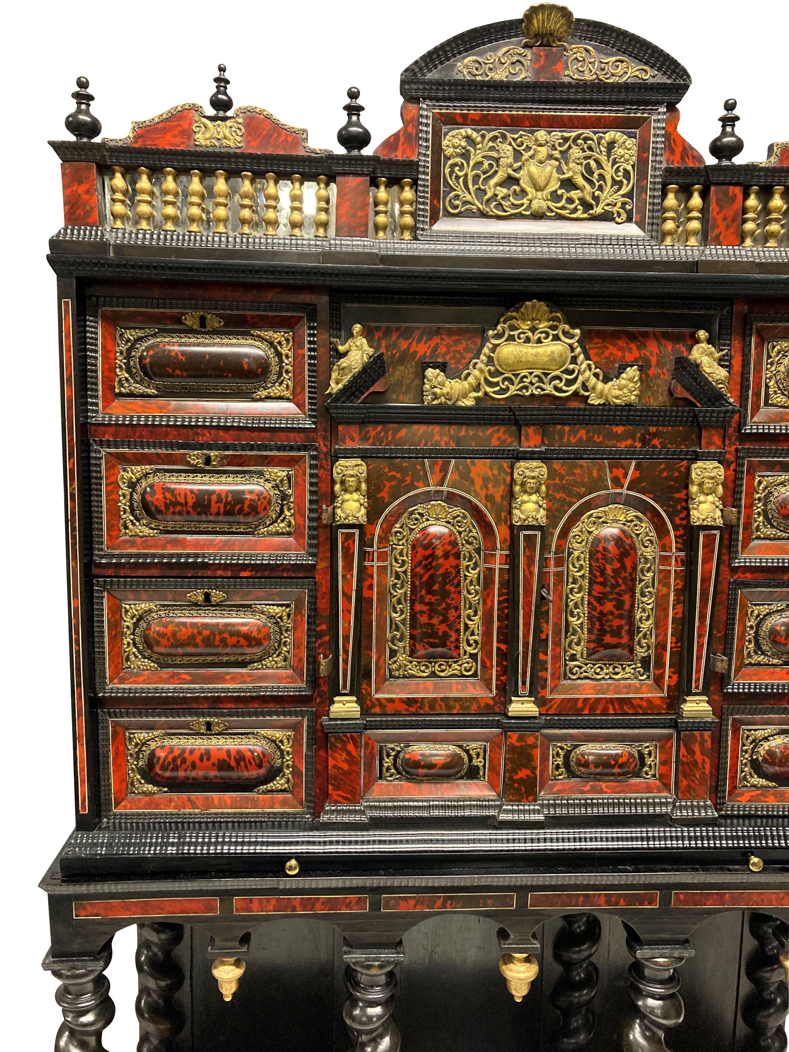 Néerlandais Fine armoire en écailles de tortue baroque flamande de la fin du XVIIe siècle sur Stand en vente