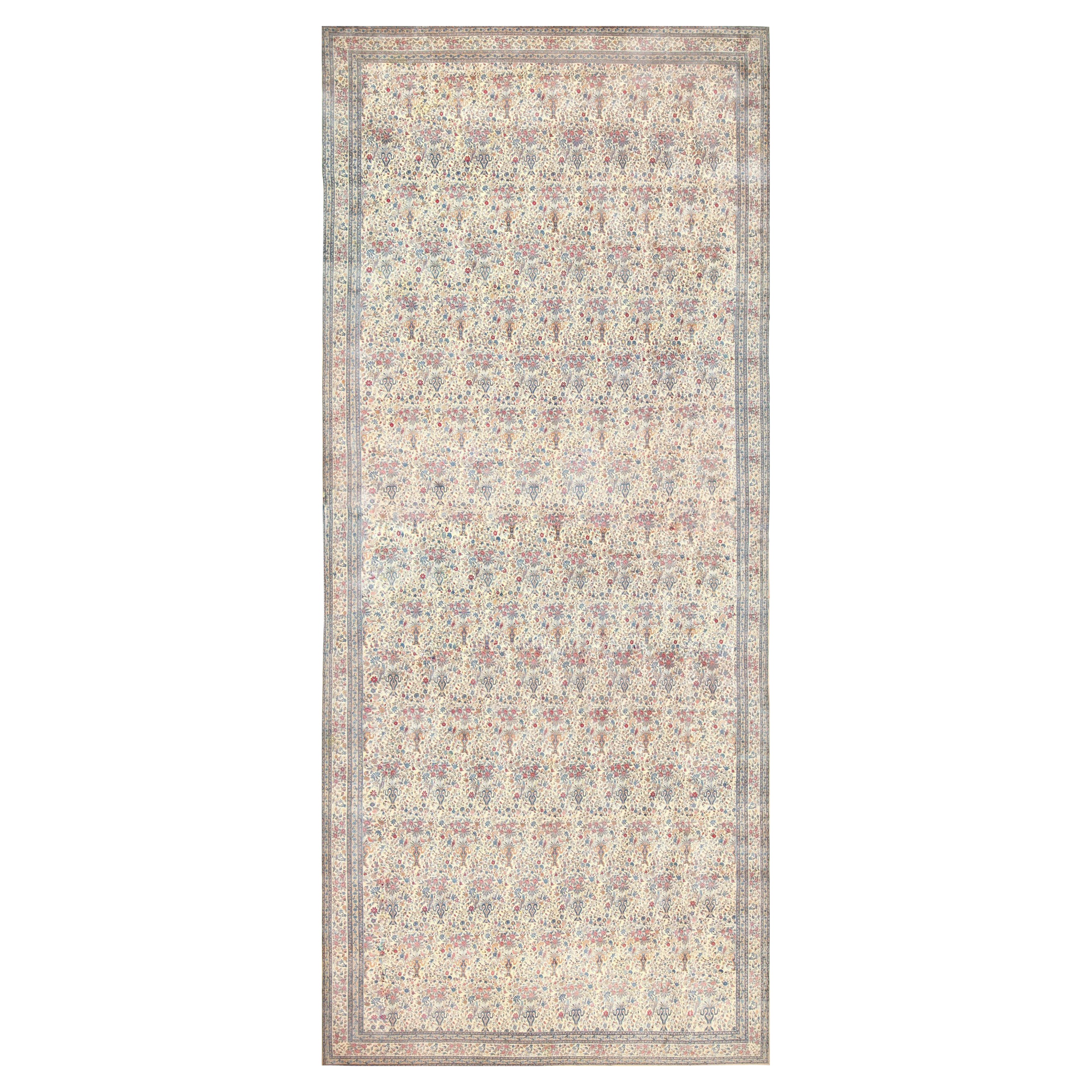 Tapis persan Kerman de taille palais antique à fleurs fines 19'7" x 41' en vente