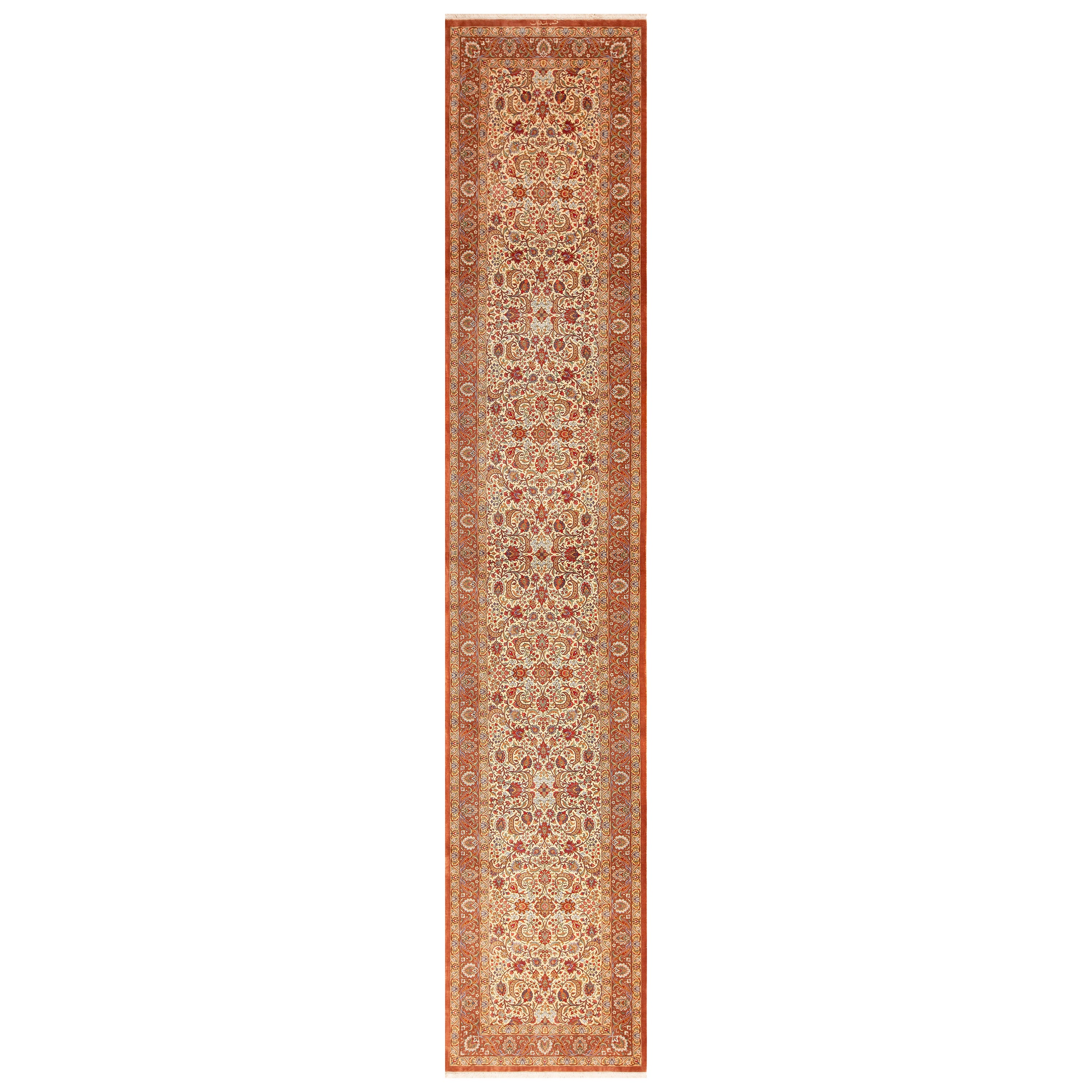 Tapis de couloir persan vintage en soie Qum à motifs floraux fins 2'7" x 13'3"