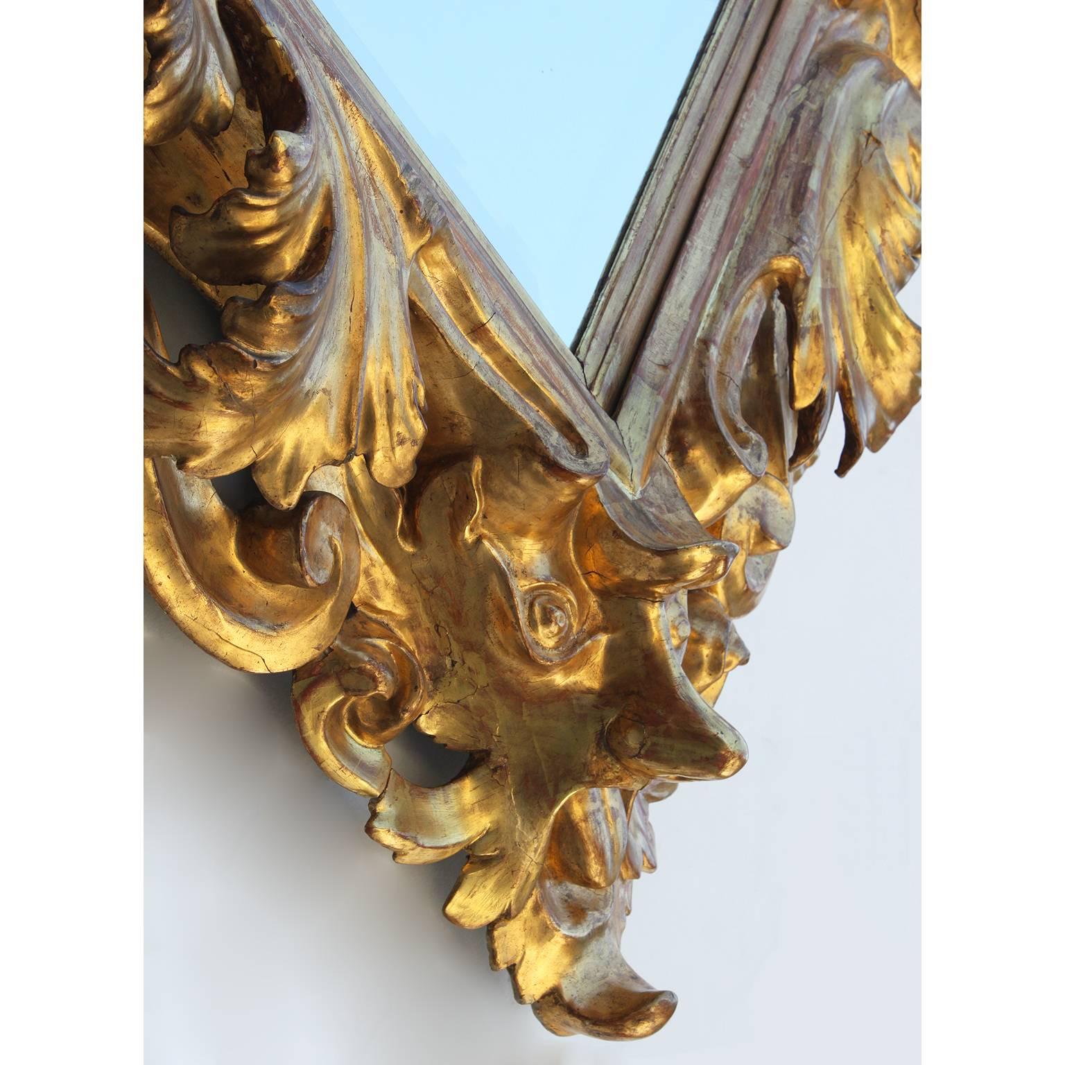Feiner Florentiner Spiegelrahmen im Barockstil des 19. Jahrhunderts aus geschnitztem Giltwood mit Figuren (Abgeschrägt) im Angebot