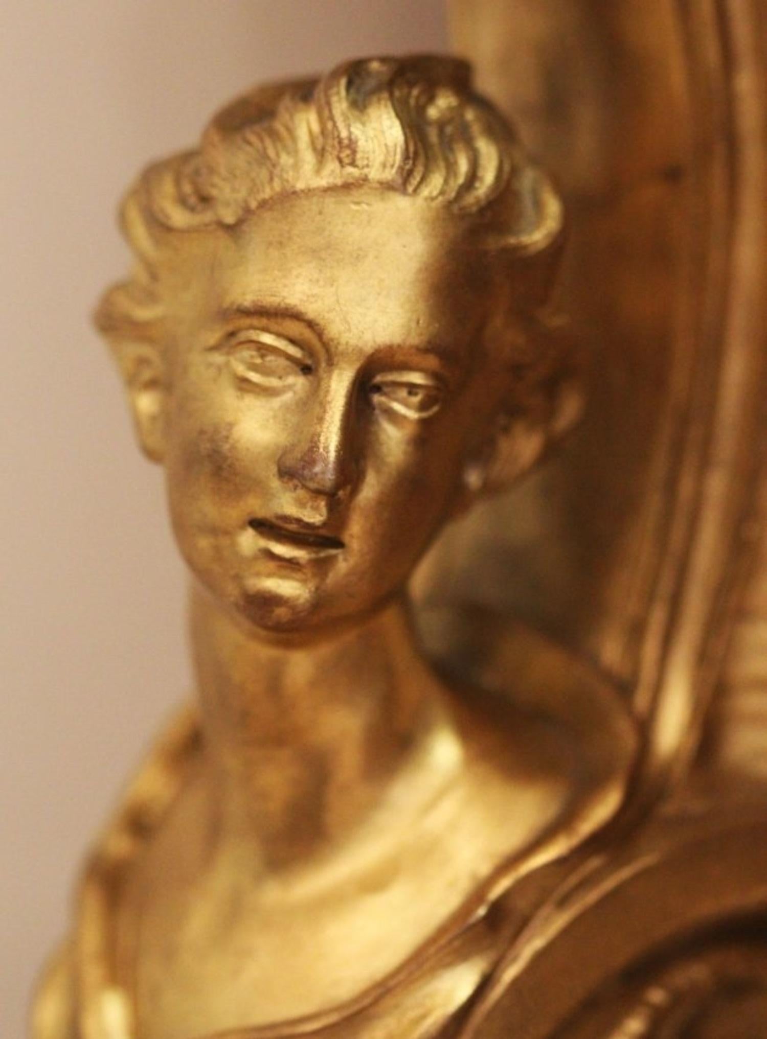 Superbe console François linke en bois royal monté en bronze doré,
vers 1900. Signé Linke. Le plateau en marbre brèche Violette façonné au-dessus de la frise centrée par une coquille Saint-Jacques,
flanqué de quatre bustes féminins reposant sur