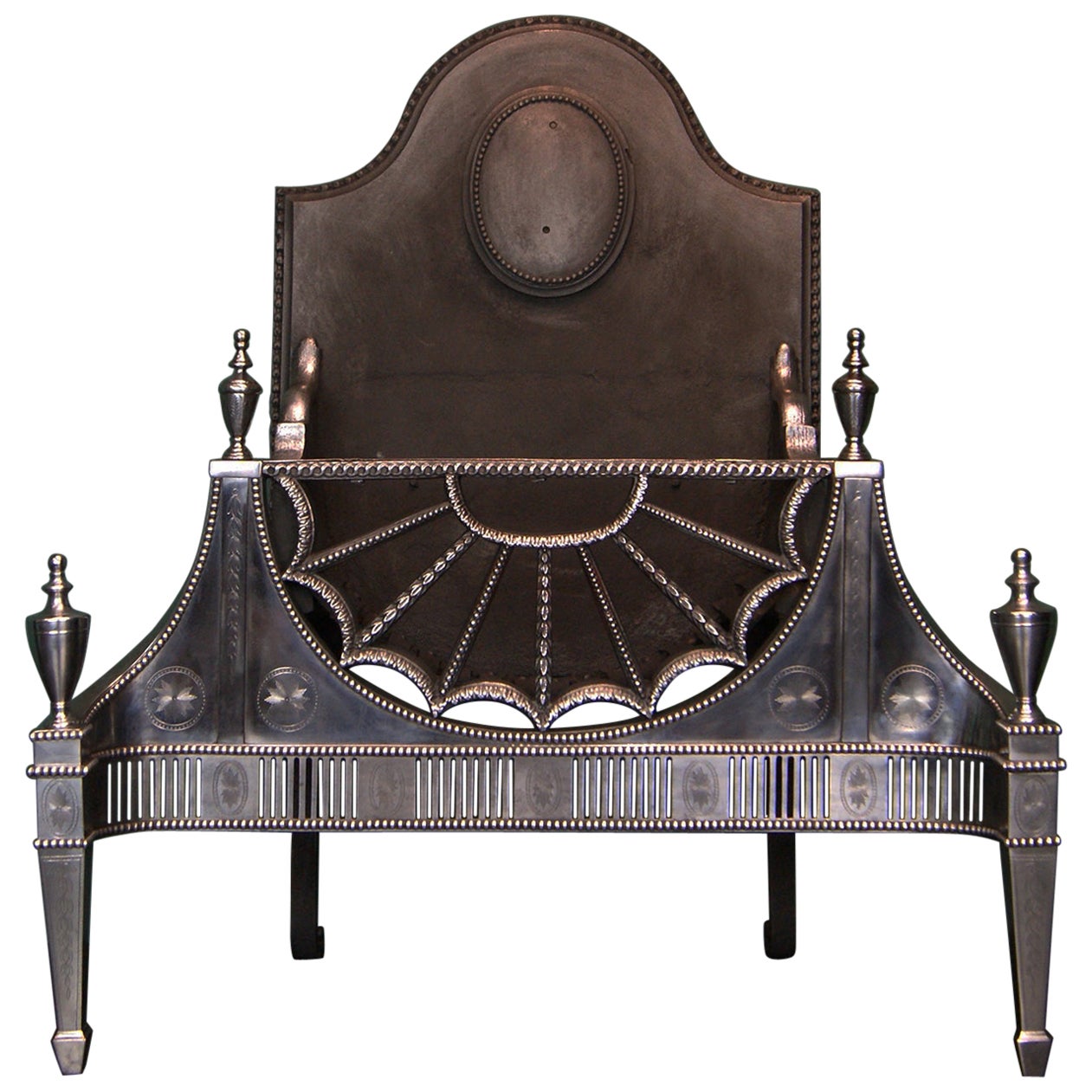 Fine grille de cheminée autoportante à la manière de Robert Adam