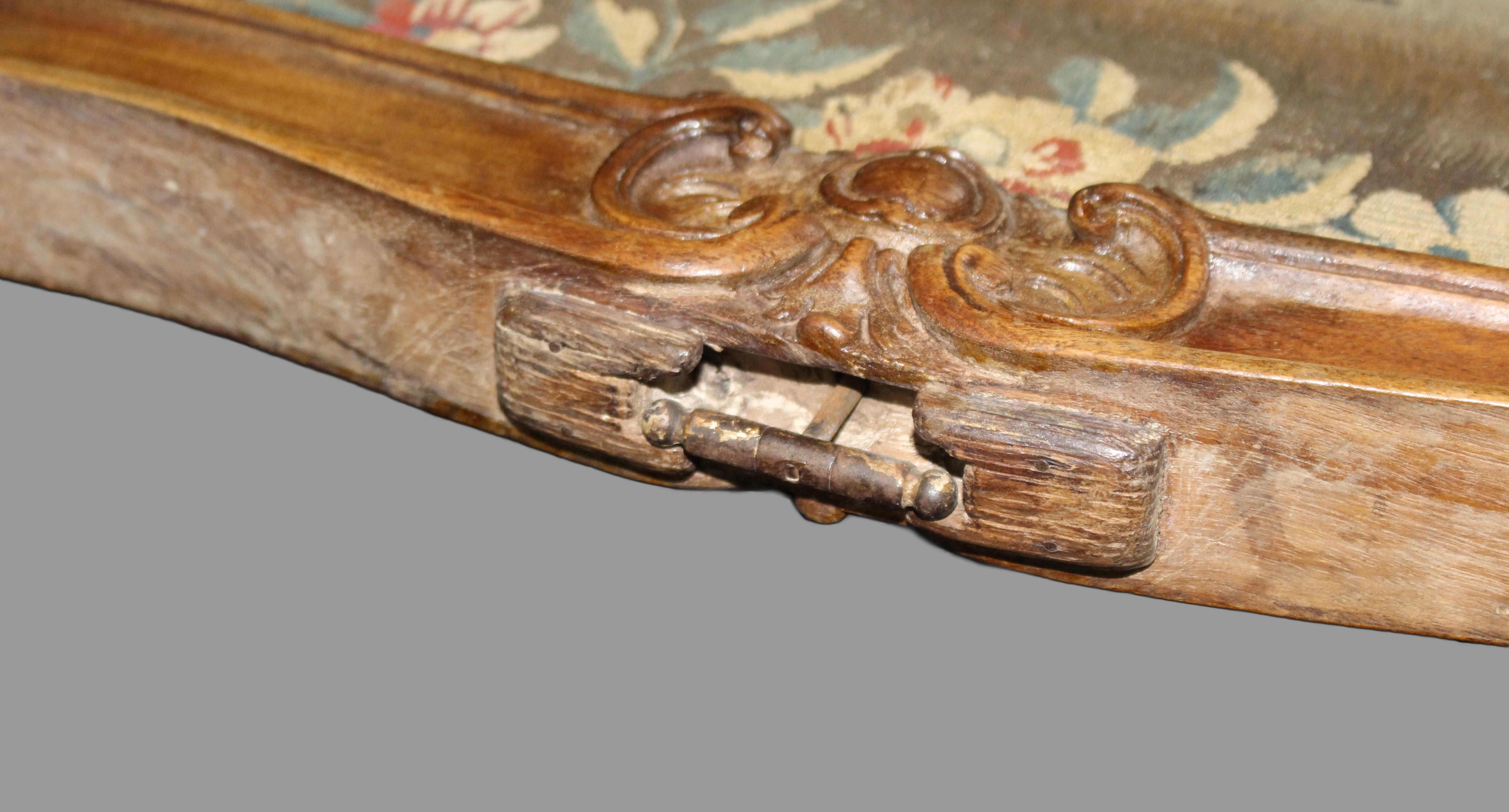 Fine French 18th Century Carved Walnut Tapestry Fire Screen For Sale 11