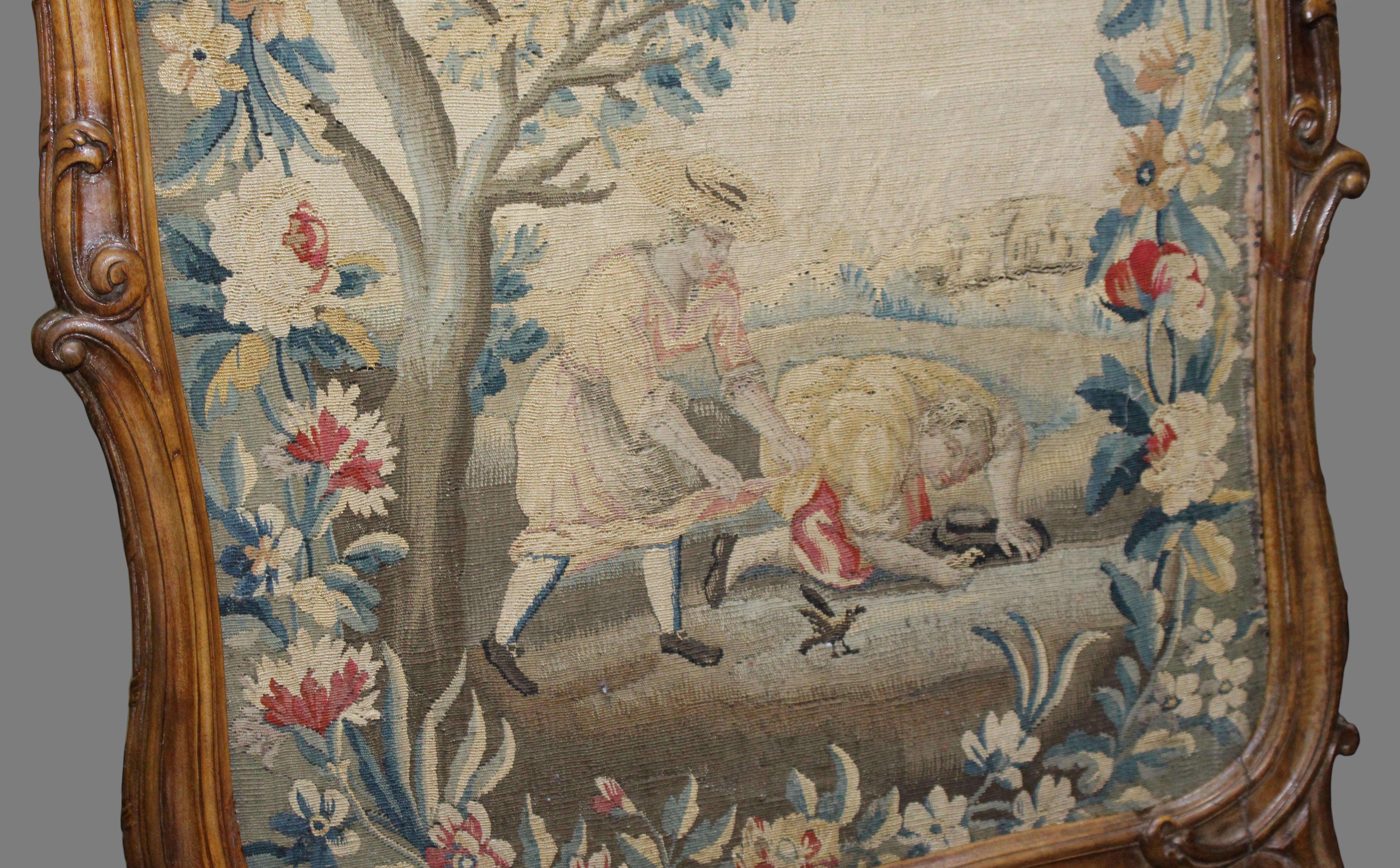 Fine French 18th Century Carved Walnut Tapestry Fire Screen In Good Condition For Sale In Worcester, Worcestershire