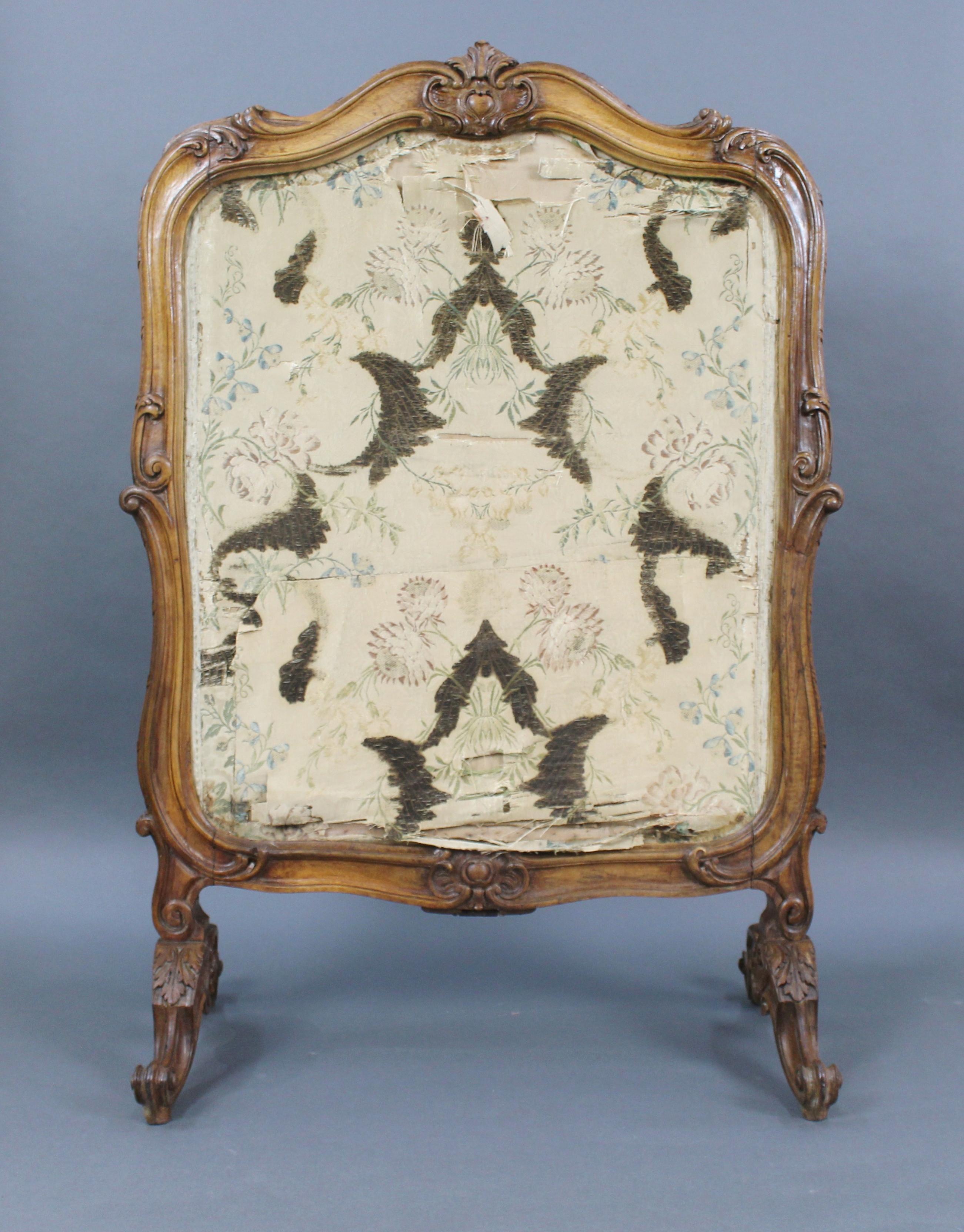 Fine French 18th Century Carved Walnut Tapestry Fire Screen For Sale 1