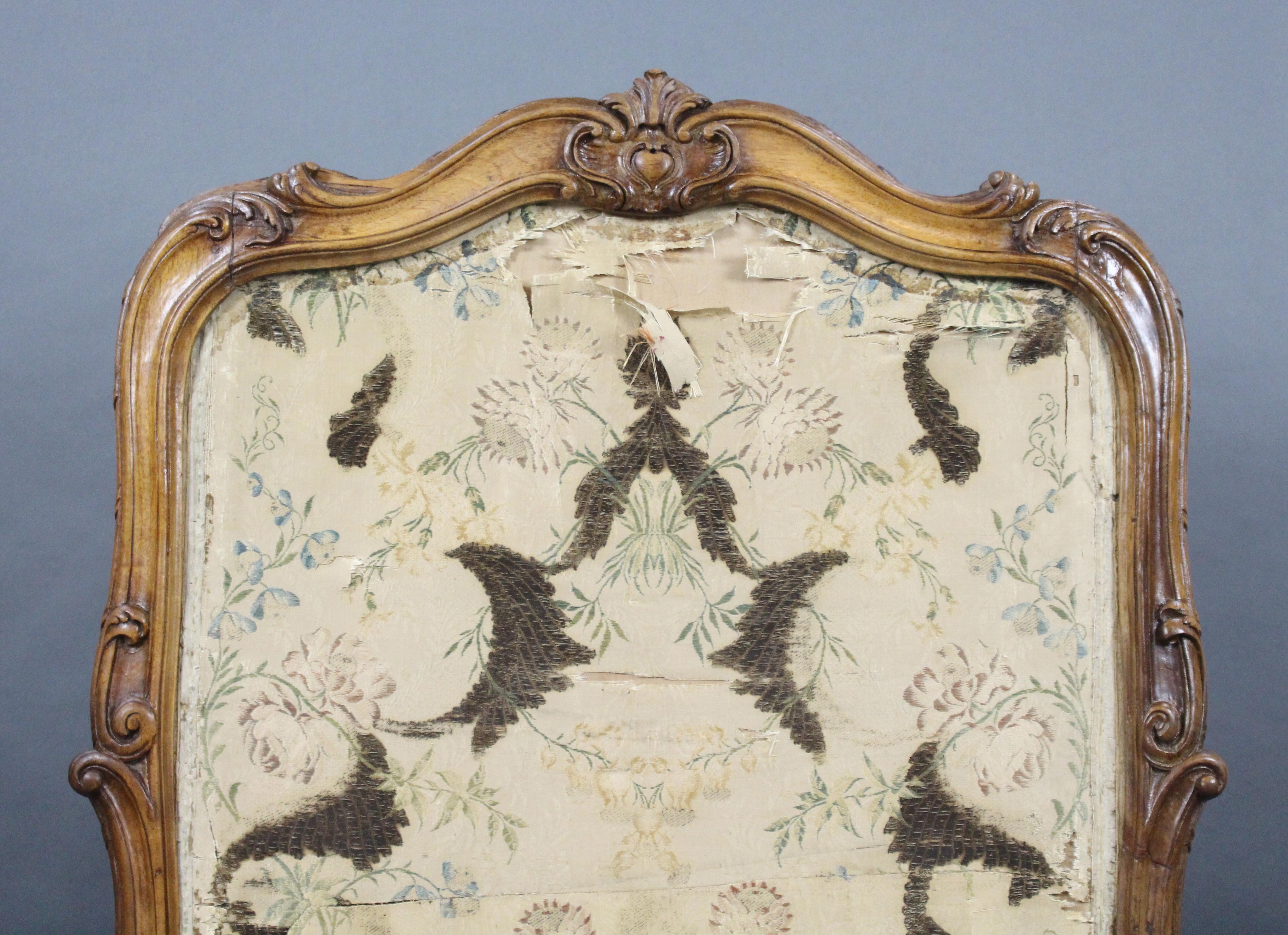 Fine French 18th Century Carved Walnut Tapestry Fire Screen For Sale 2
