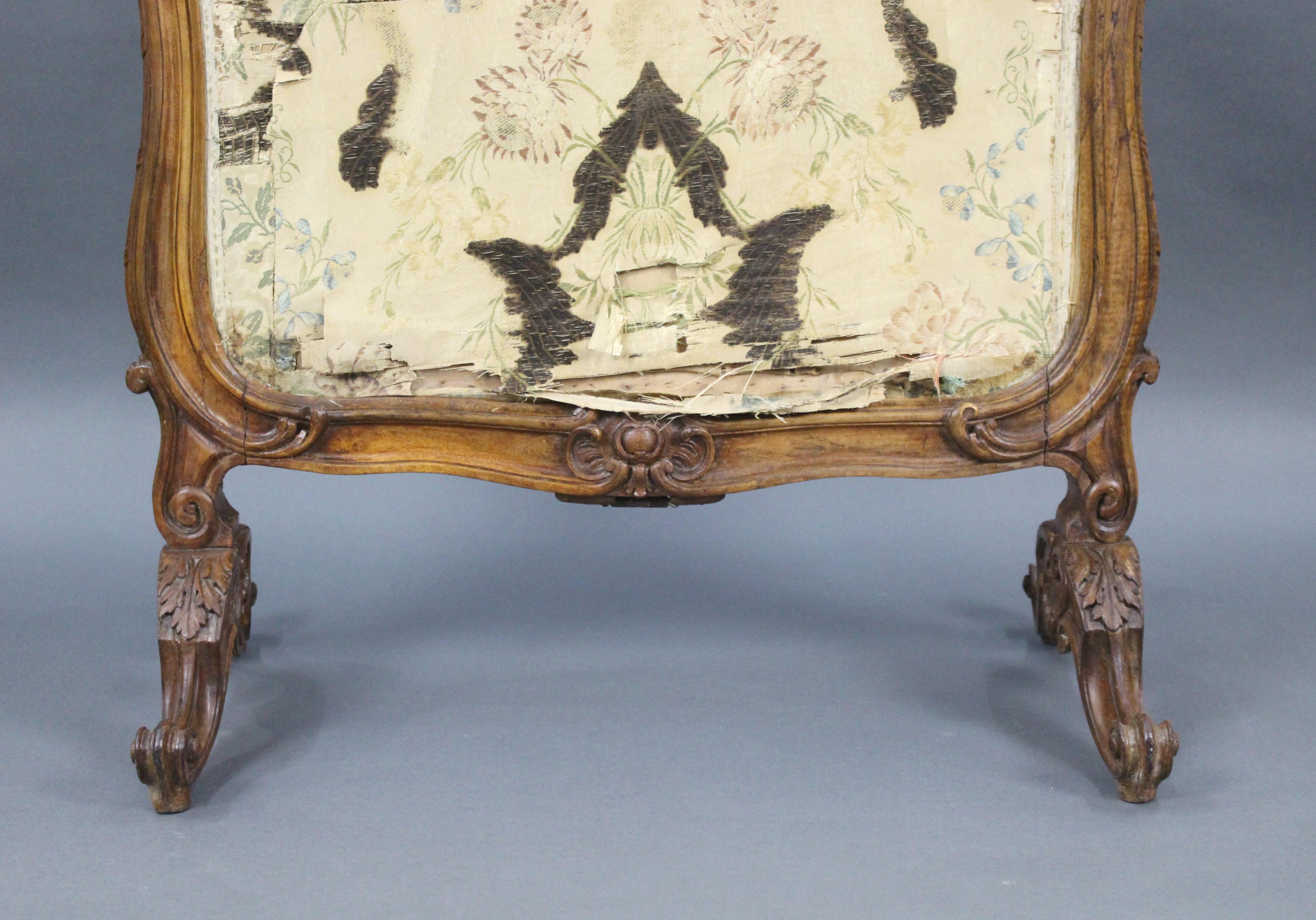 Fine French 18th Century Carved Walnut Tapestry Fire Screen For Sale 3