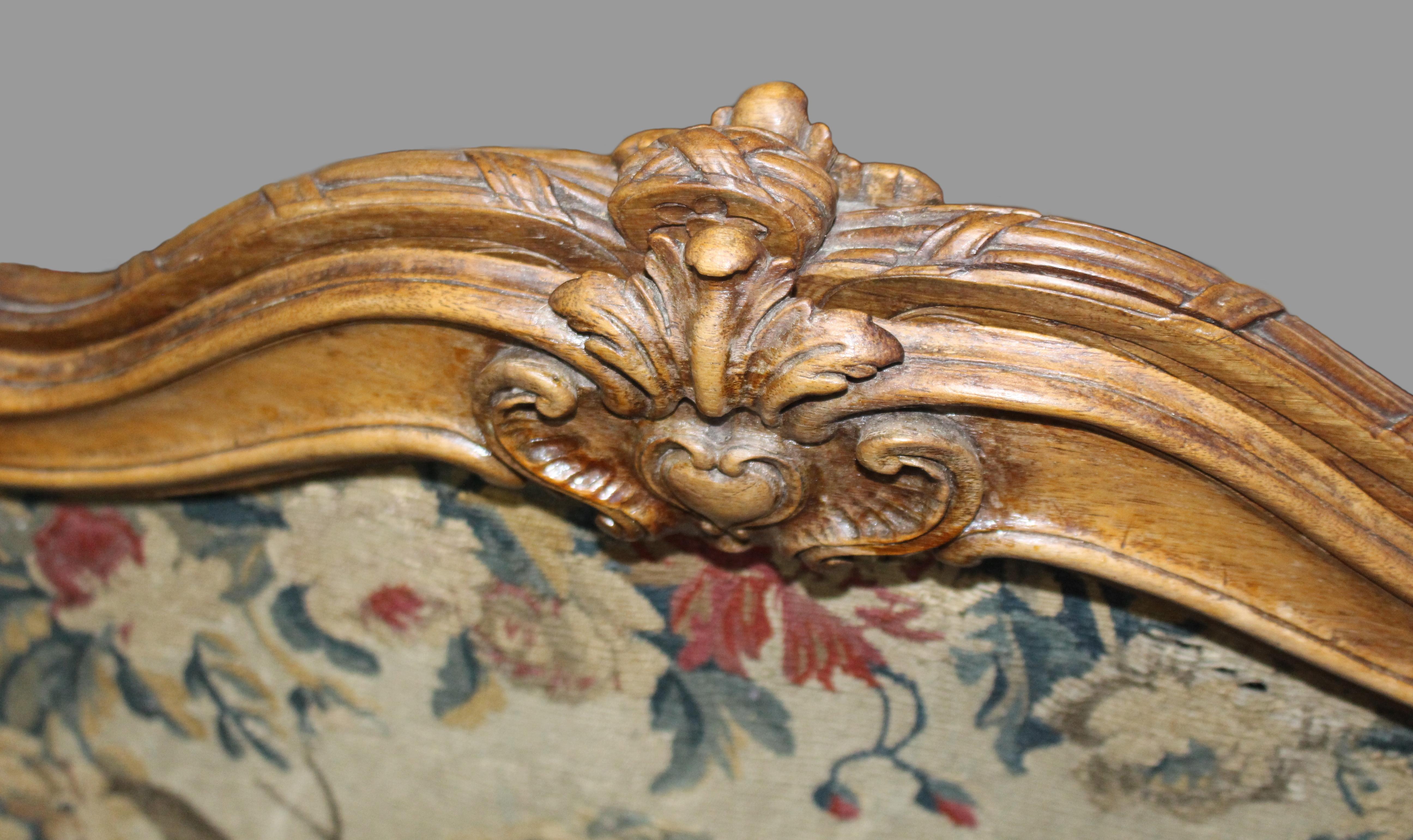 Fine French 18th Century Carved Walnut Tapestry Fire Screen For Sale 4