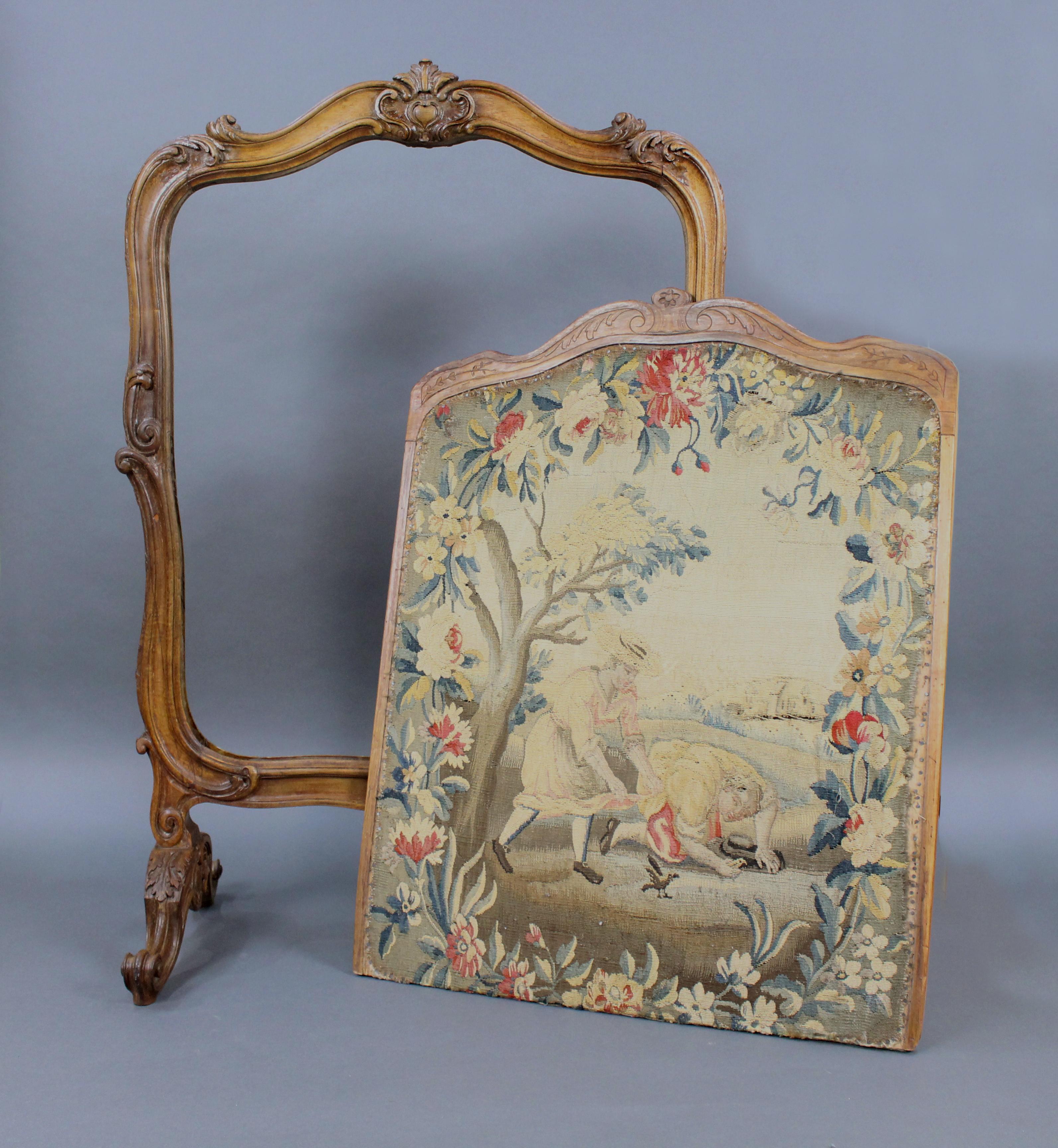 Fine French 18th Century Carved Walnut Tapestry Fire Screen For Sale 5