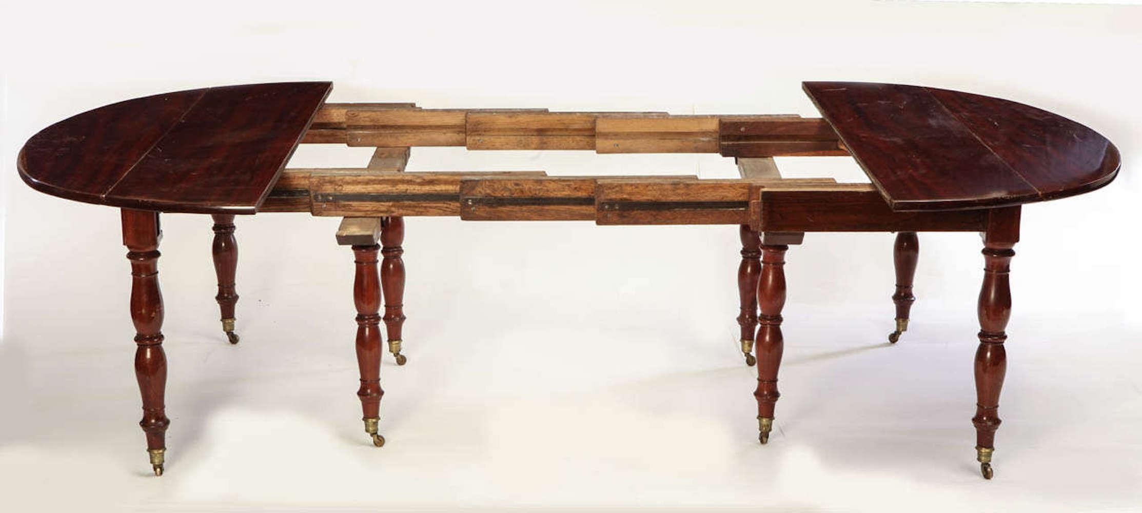 Table de salle à manger française du 18ème siècle en acajou à rallonge extensible Bon état - En vente à Rome, IT