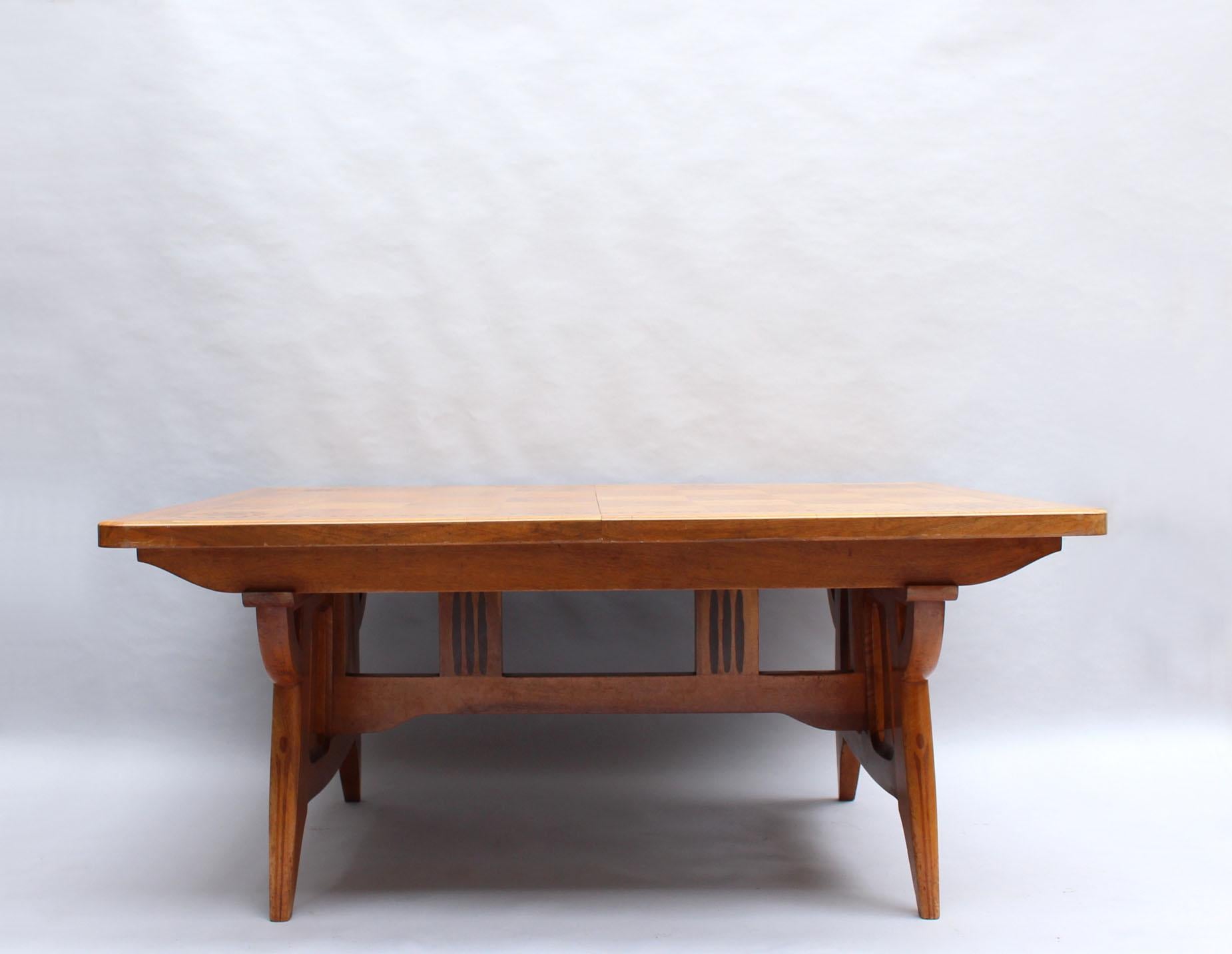 Paul HUILLARD (1875-1966) - Feiner französischer Esstisch aus Nussbaumholz mit exotischen geometrischen Intarsien, spätes Jugendstil und frühes Art Déco.
Der Tisch ist ausziehbar, was die Länge des Tisches verdoppeln würde, aber die Blätter