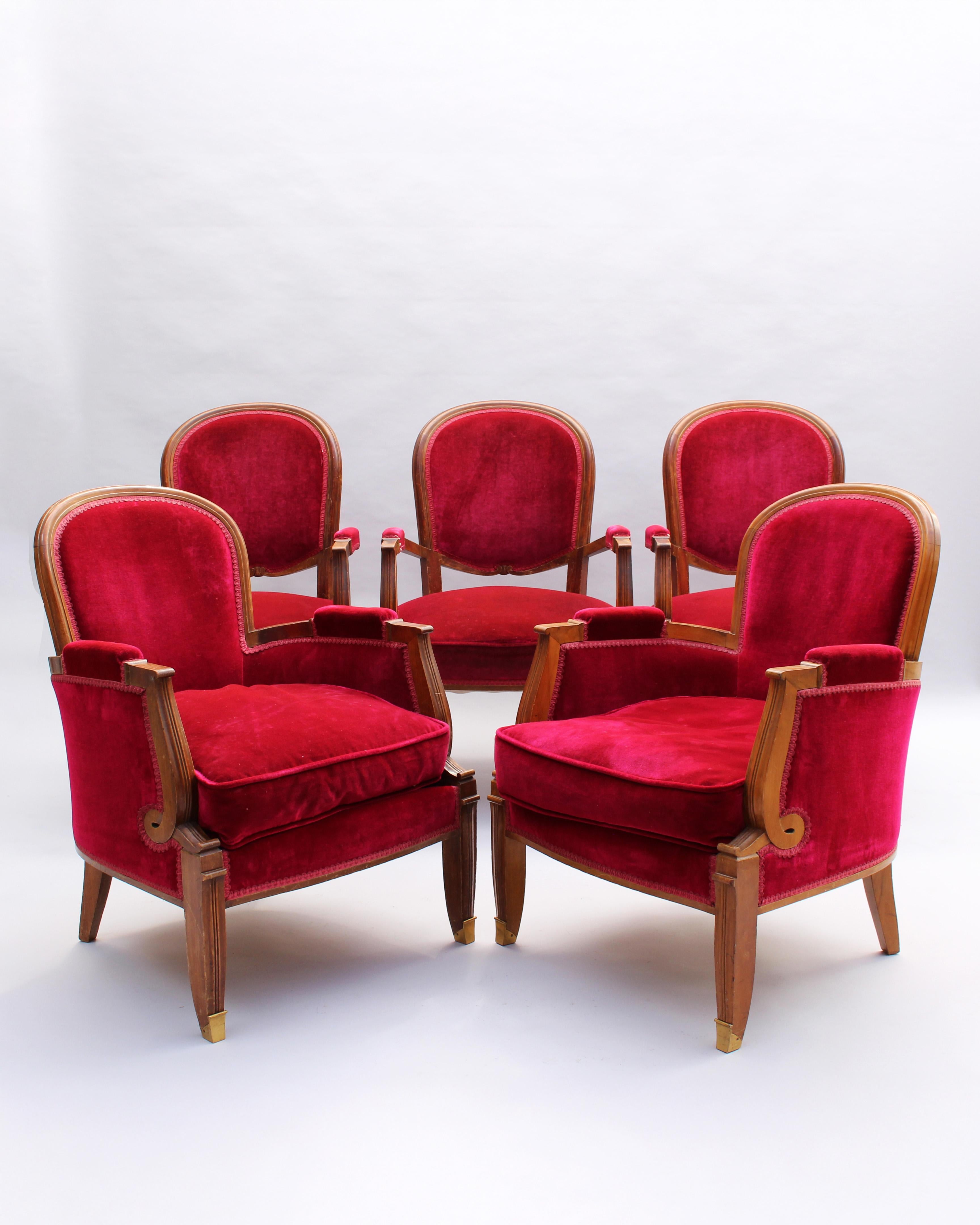 Jules Leleu (1883-1961) - Très bel ensemble de salon Art Déco - 2 bergères et 3 fauteuils - en noyer massif avec des détails arrondis, des volutes et des cannelures.

Estampillé 