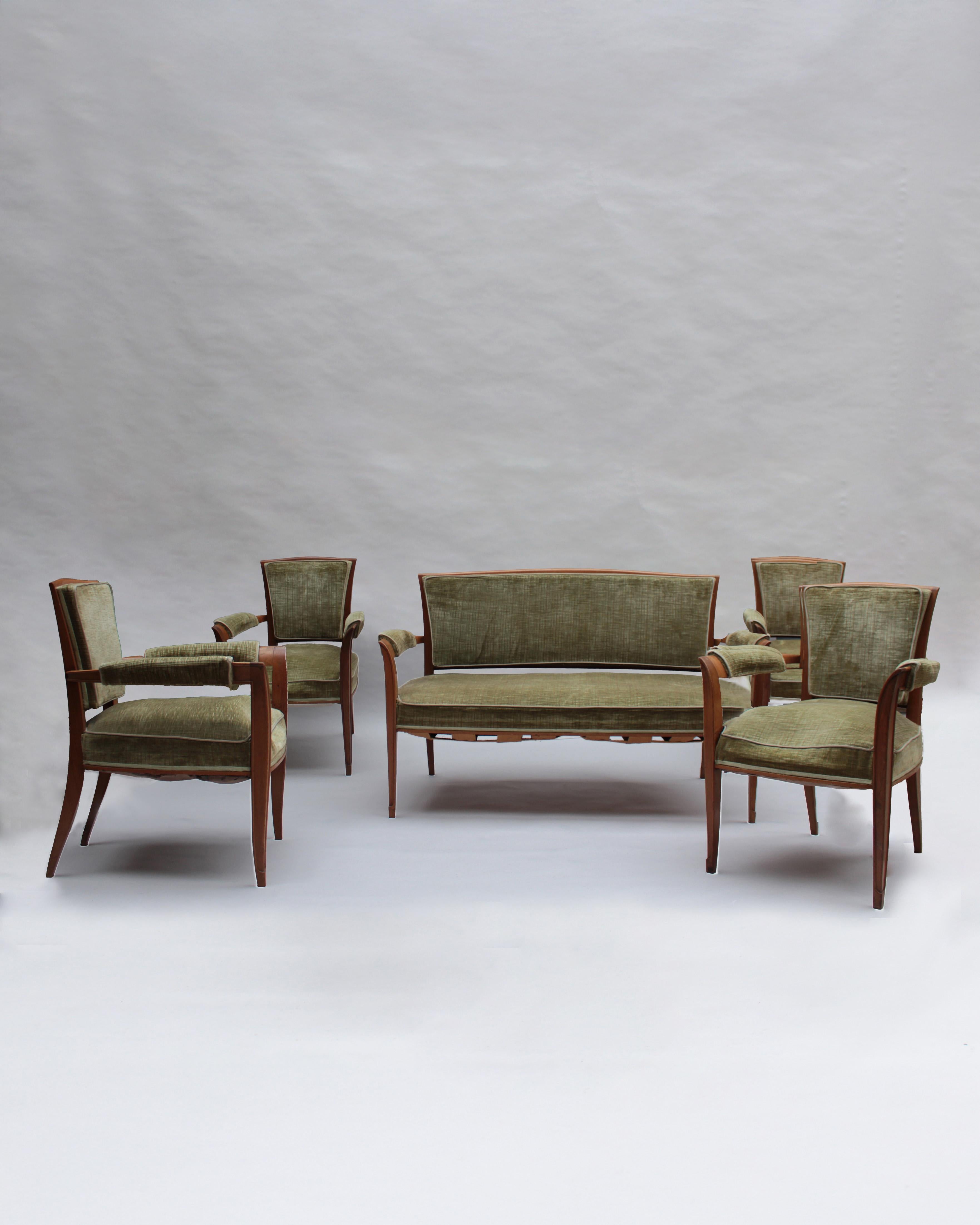 André DOMIN (1883-1962) y Marcel GENEVRIERE (1885-1967)
Maison DOMINIQUE - Fino juego de salón Art Decó francés en nogal macizo, compuesto por un sofá, cuatro sillones y dos sillas auxiliares.

Sofá - Altura: 33 7/8  W: 54 3/4