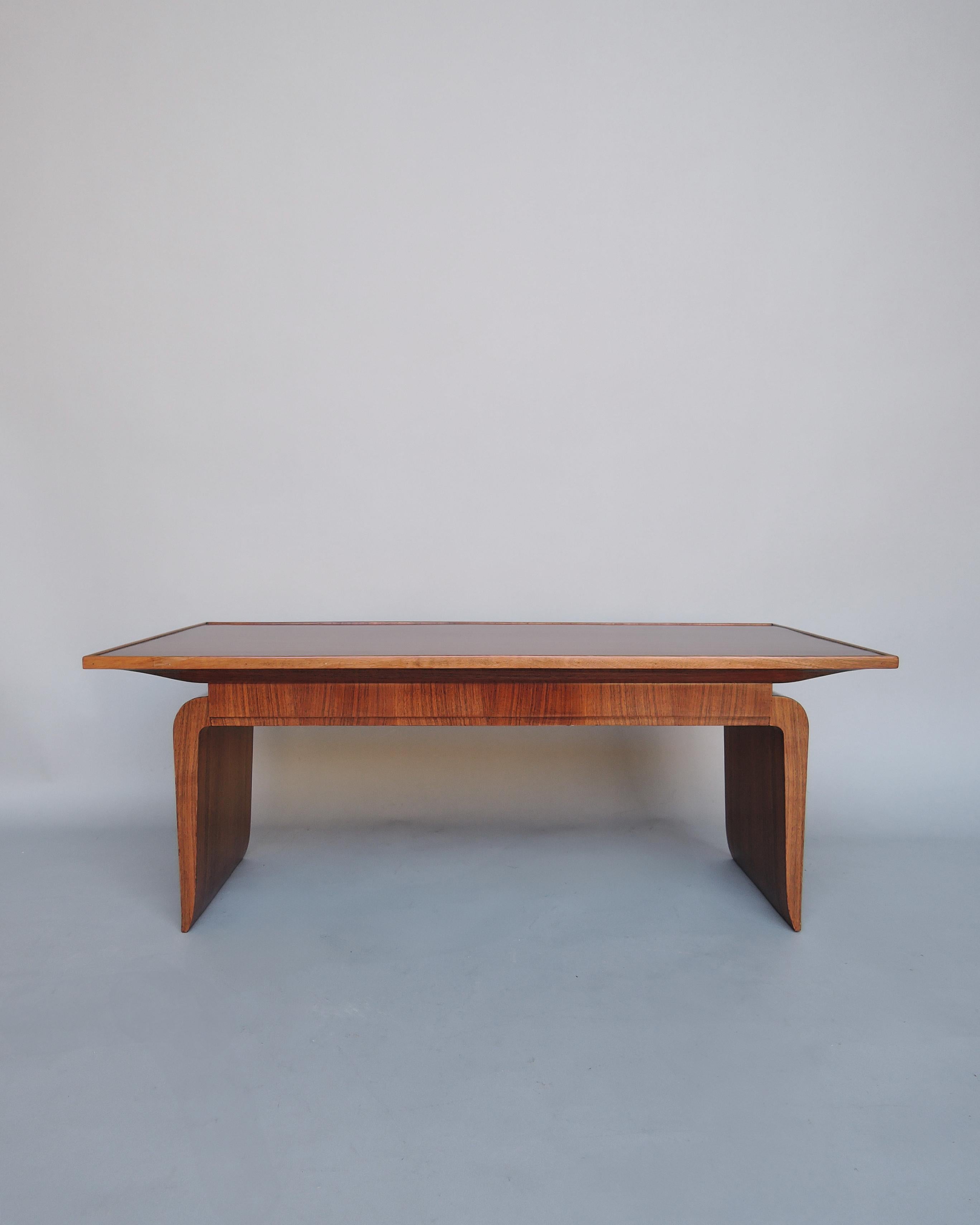 Jean Pascaud (1903-1996) - Table basse en noyer de style Art Déco.