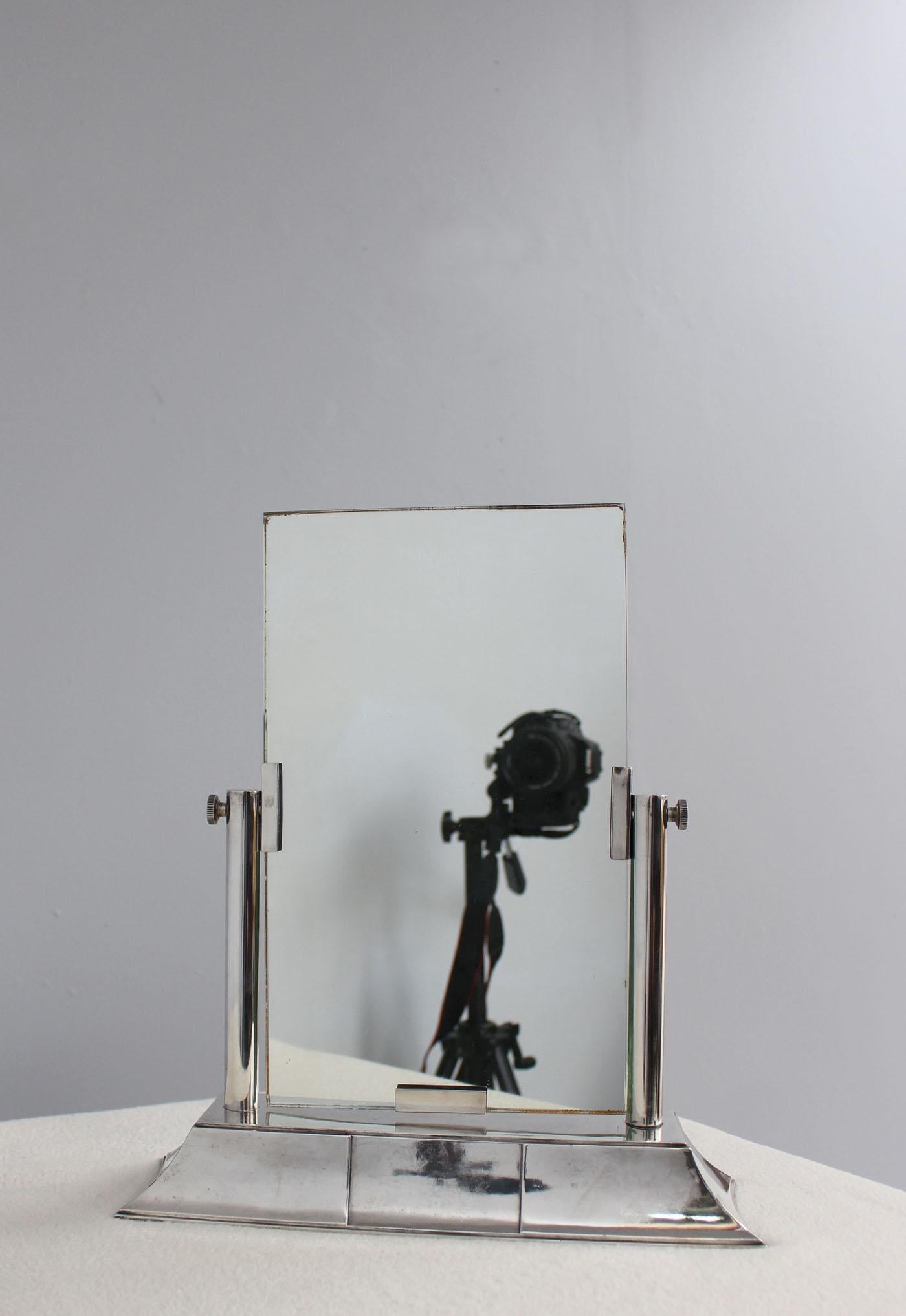Luc Lanel (1893-1965) für Christofle (Gallia collection)  - Ein feiner französischer Art Deco Tischspiegel mit pyramidenförmigem Sockel und zwei Stangen, die einen kippbaren Spiegel halten.  
Gestempelte Gallia
Bibliographie : Dominique Forest -