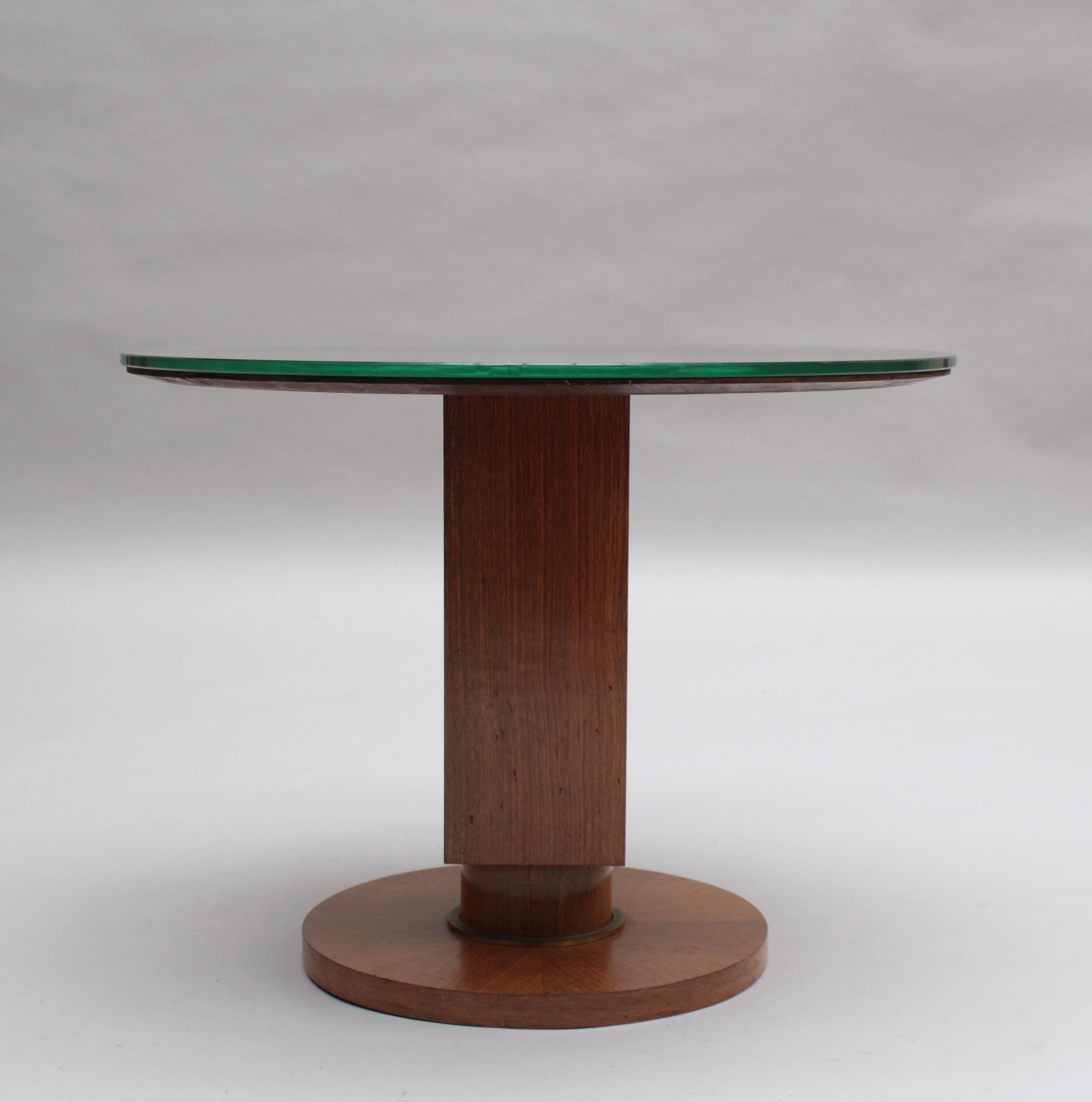 Jules Leleu (1883-1961) - Fina mesa de centro francesa Art Decó con tapa redonda de espejo asentada sobre una base modernista con acento de anillo de bronce.
Firmado
El precio incluye el repintado (en proceso)