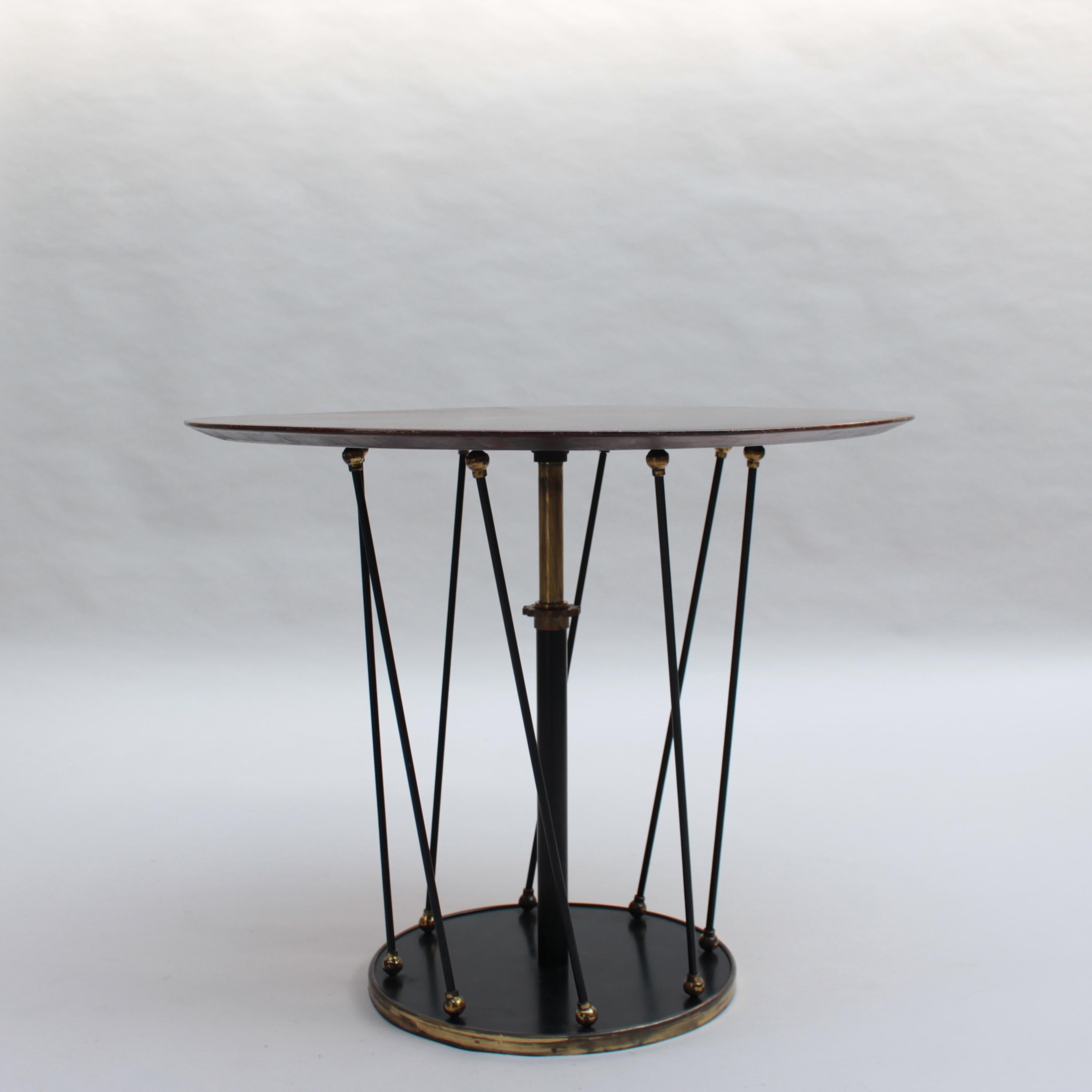 Guéridon / table d'appoint réglable des années 1940, avec une base laquée noire avec des détails en laiton, qui supporte un plateau rond en acajou qui pivote pour ajuster la hauteur de la table de 56 cm à 72 cm.
