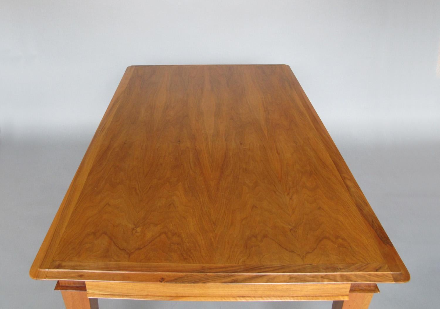 Fina mesa de comedor/escritorio francesa extensible de nogal de los años 40 en venta 3