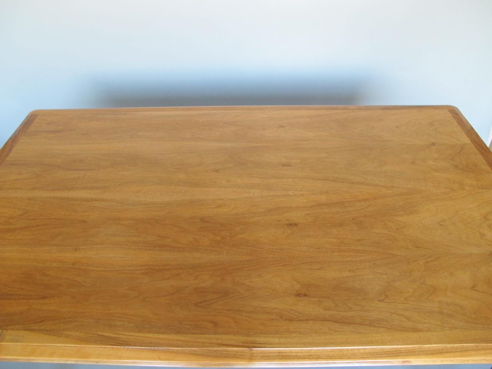 Fina mesa de comedor/escritorio francesa extensible de nogal de los años 40 en venta 4