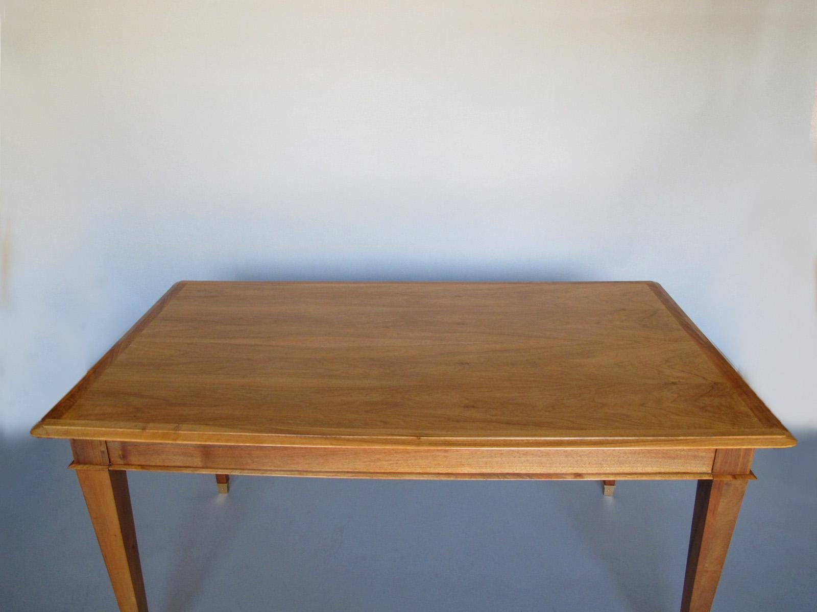 Fina mesa de comedor/escritorio francesa extensible de nogal de los años 40 en venta 5