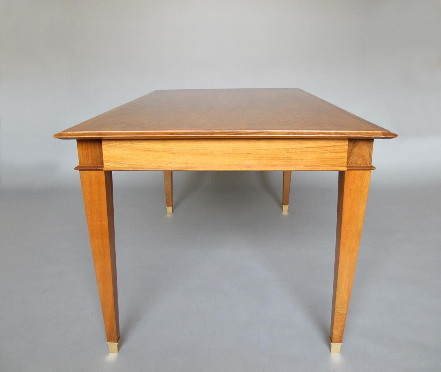 Fina mesa de comedor/escritorio francesa extensible de nogal de los años 40 en venta 7