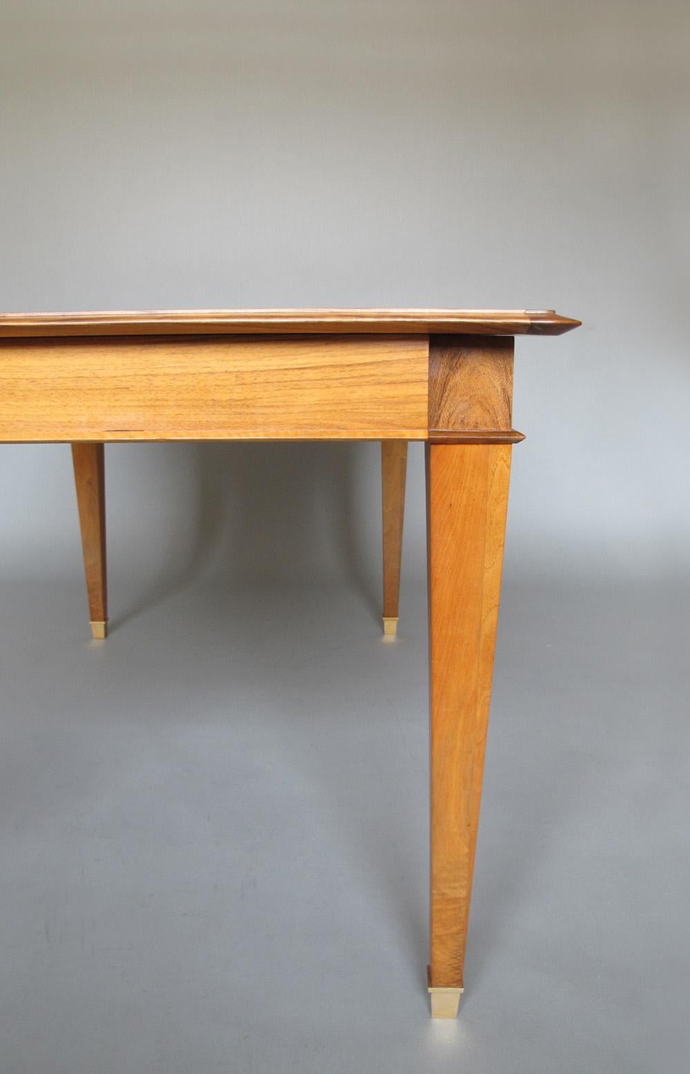 Fina mesa de comedor/escritorio francesa extensible de nogal de los años 40 en venta 8