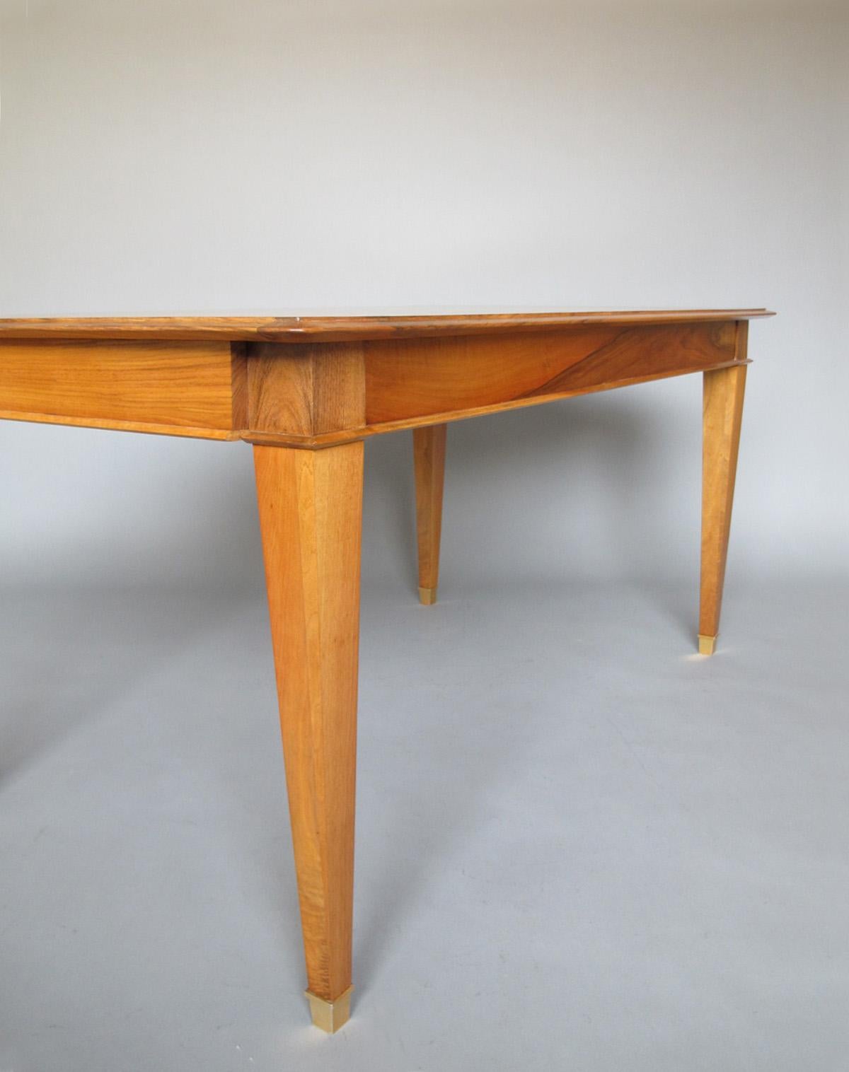 Fina mesa de comedor/escritorio francesa extensible de nogal de los años 40 en venta 9
