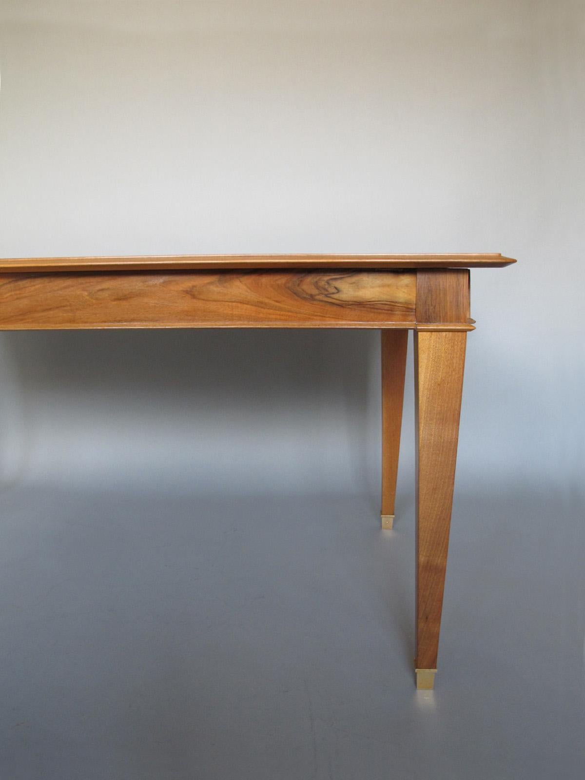 Fina mesa de comedor/escritorio francesa extensible de nogal de los años 40 en venta 10