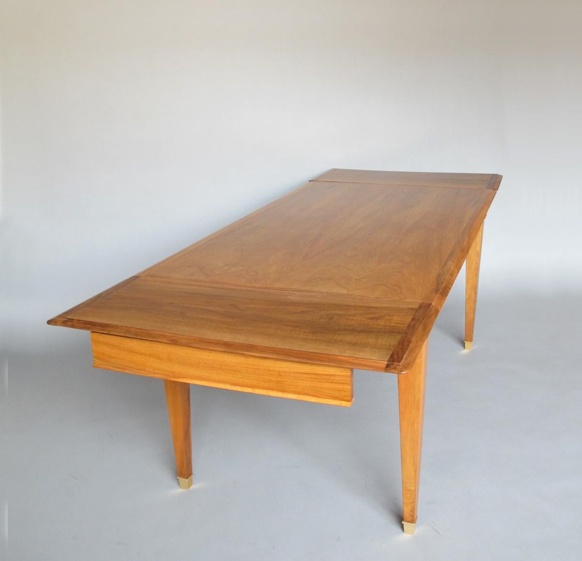 Fina mesa de comedor/escritorio francesa extensible de nogal de los años 40 en venta 13