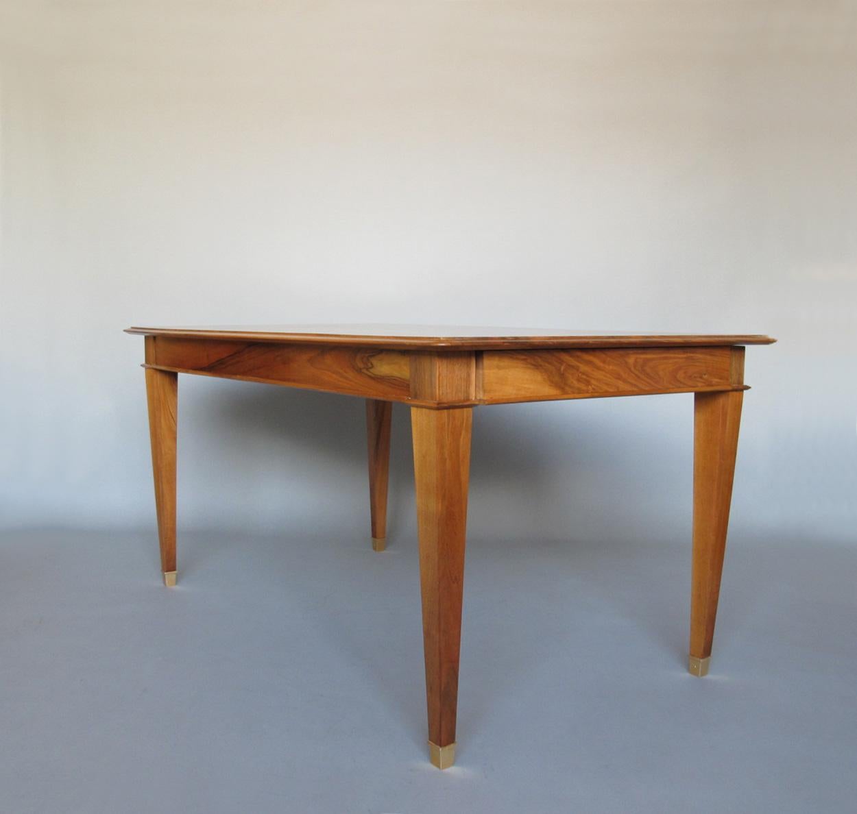 Fina mesa de comedor/escritorio francesa extensible de nogal de los años 40 Art Decó en venta