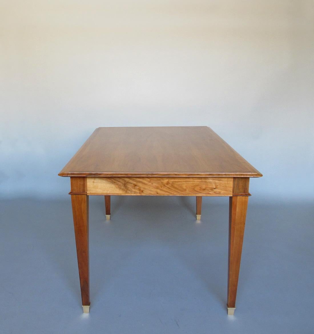 Fina mesa de comedor/escritorio francesa extensible de nogal de los años 40 Francés en venta