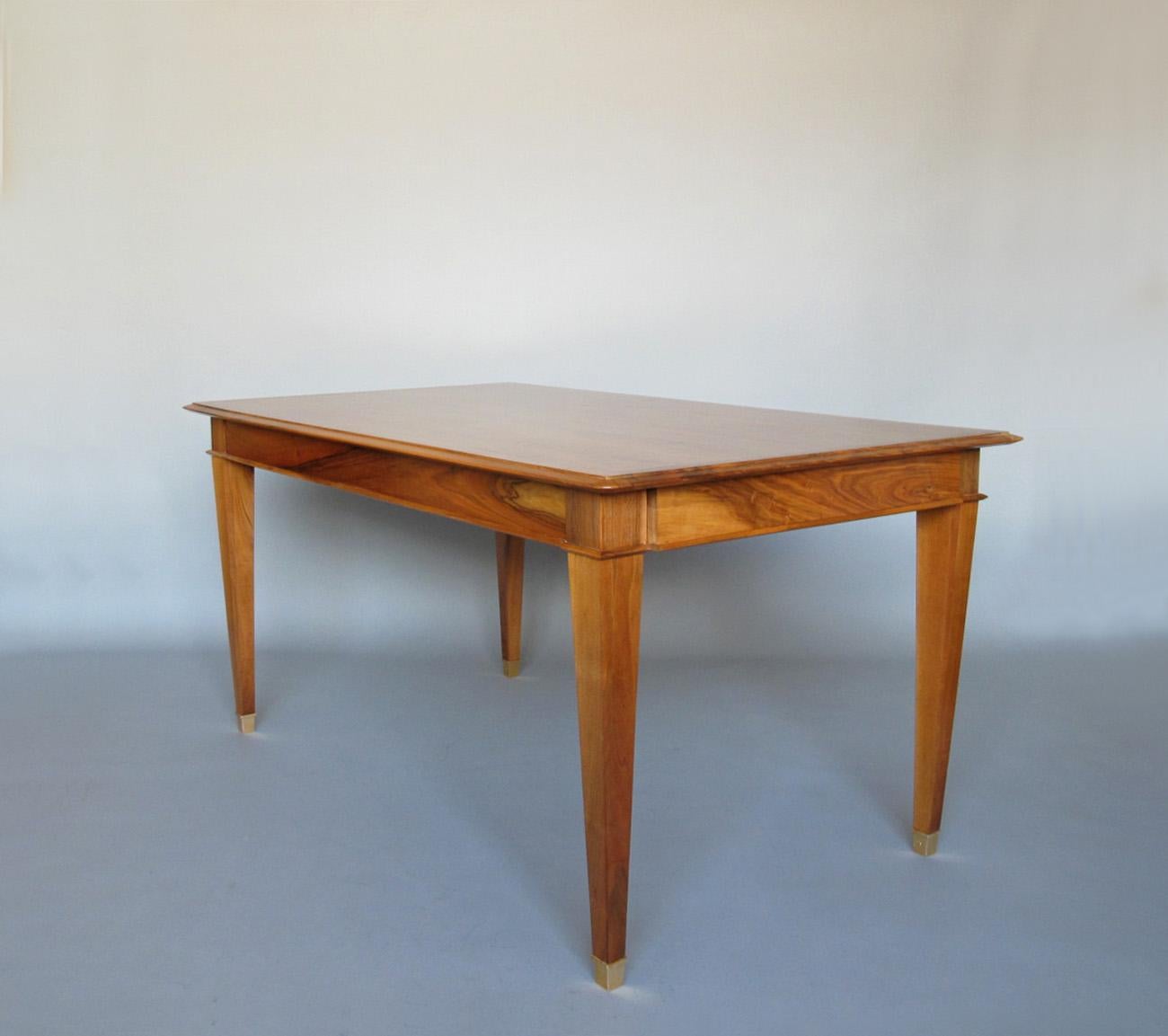 Fina mesa de comedor/escritorio francesa extensible de nogal de los años 40 en Bueno estado para la venta en Long Island City, NY