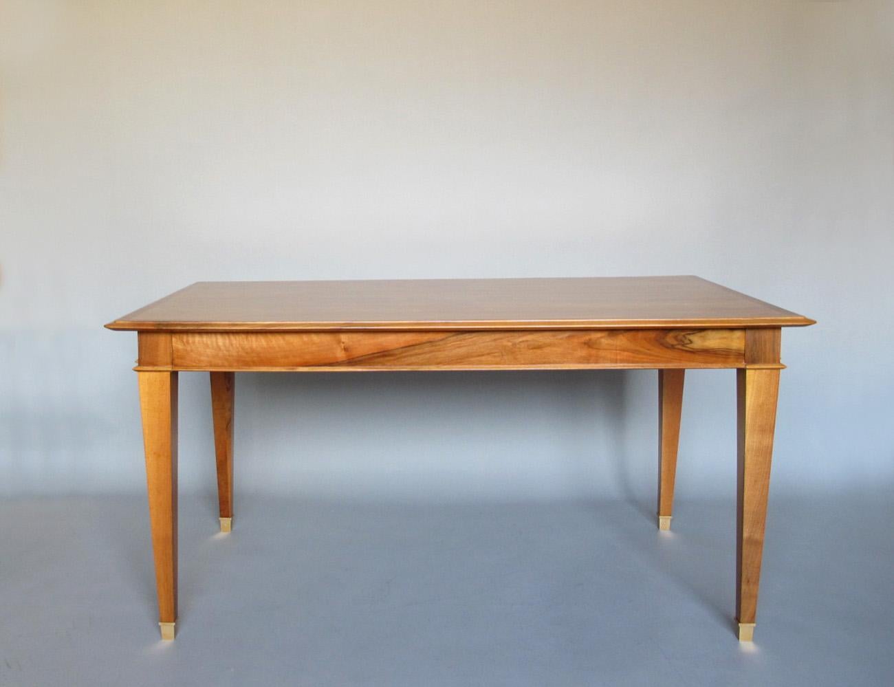 Fina mesa de comedor/escritorio francesa extensible de nogal de los años 40 mediados del siglo XX en venta
