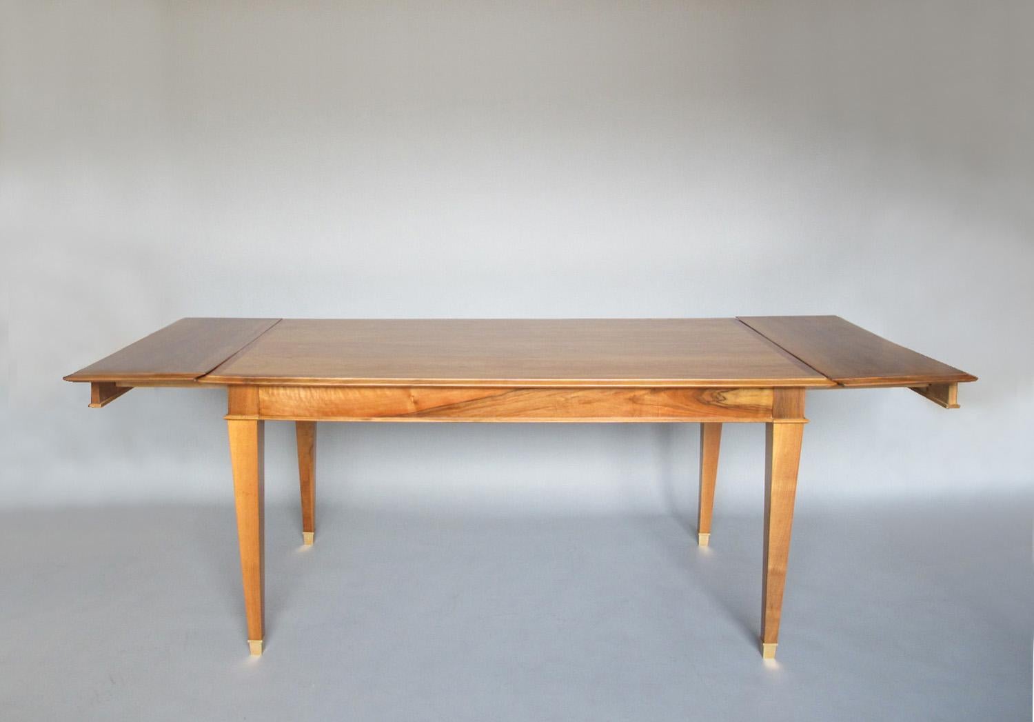 Fina mesa de comedor/escritorio francesa extensible de nogal de los años 40 Nogal en venta