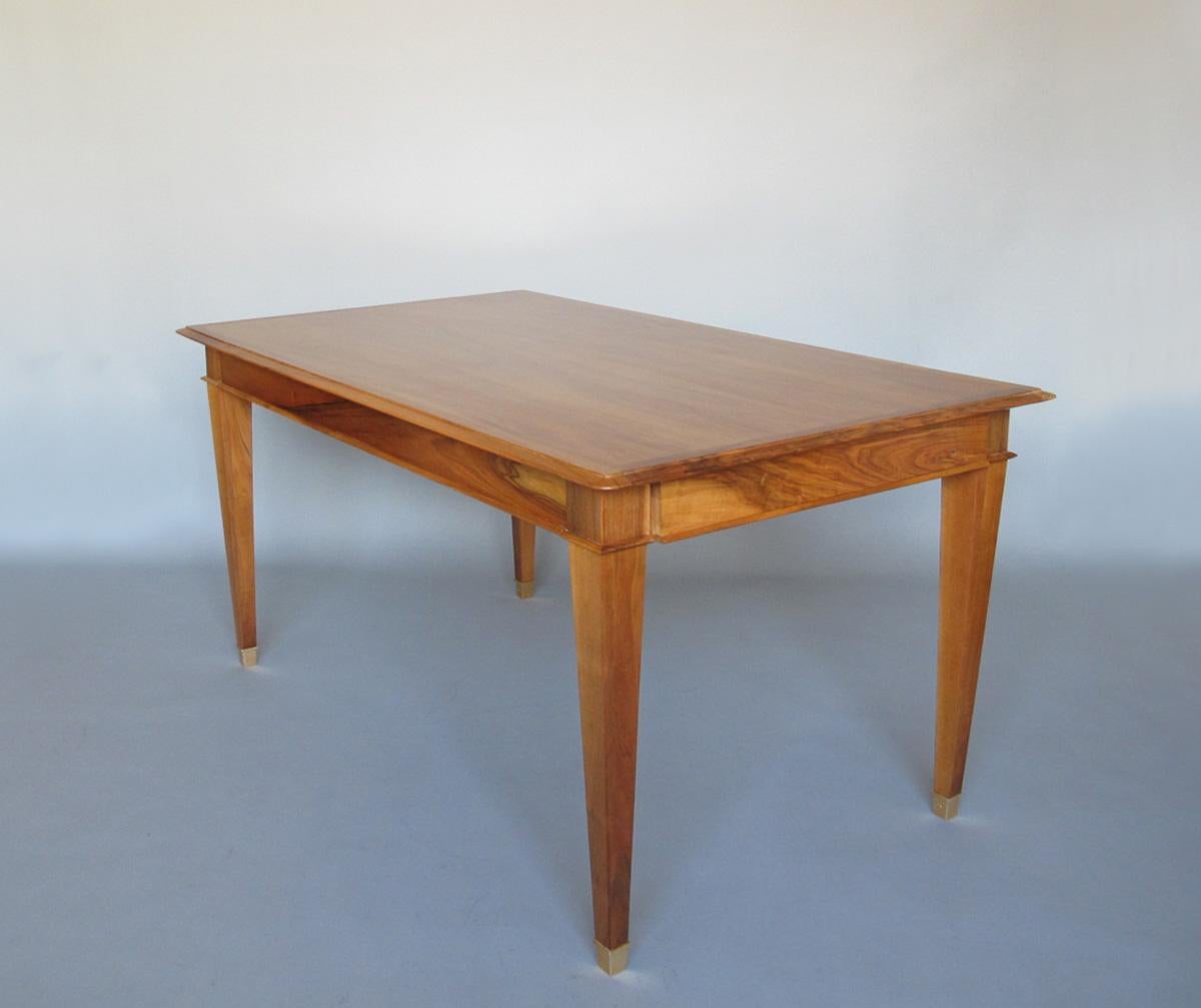 Fina mesa de comedor/escritorio francesa extensible de nogal de los años 40 en venta 1