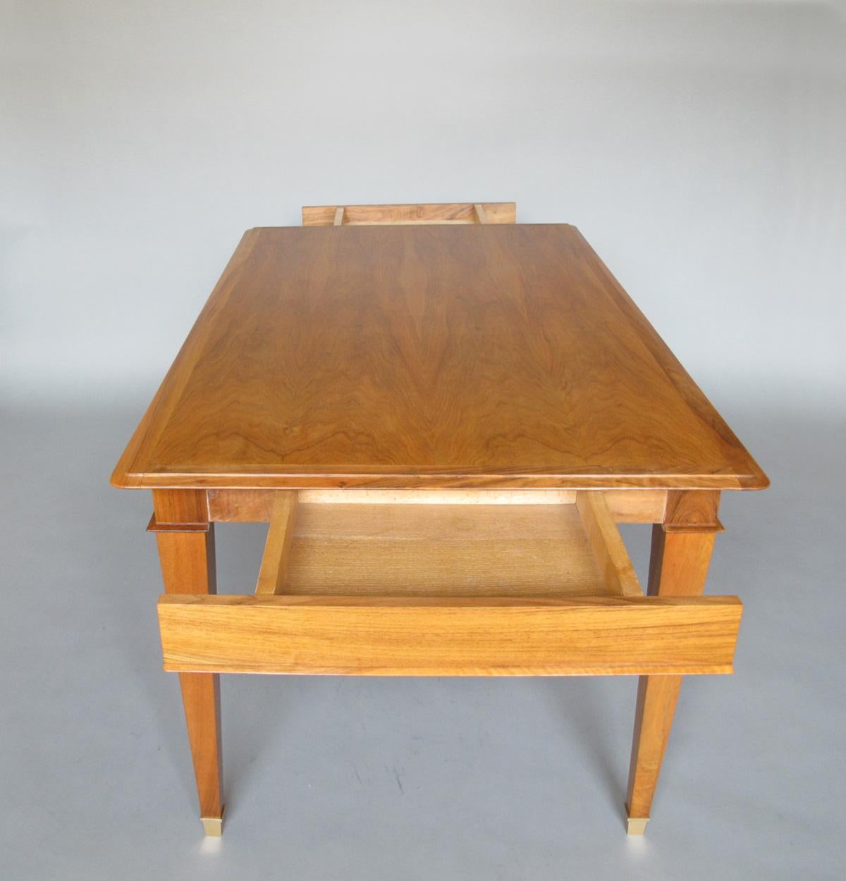 Fina mesa de comedor/escritorio francesa extensible de nogal de los años 40 en venta 2