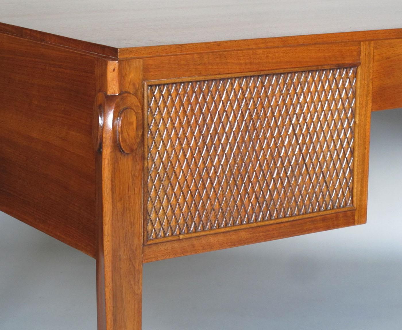 Französischer Nussbaum-Schreibtisch von Jean Pascaud aus den 1940er Jahren im Angebot 4