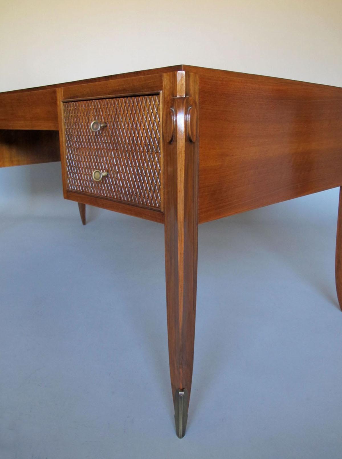 Französischer Nussbaum-Schreibtisch von Jean Pascaud aus den 1940er Jahren im Angebot 5